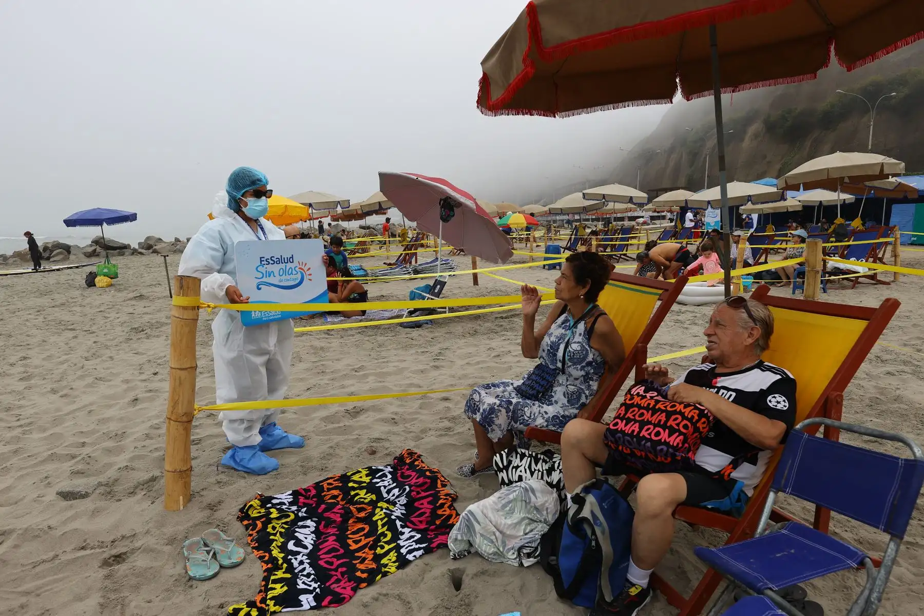 Este fin de semana continúa la campaña de despistaje contra la covid-19 ‘EsSalud sin olas’ del Seguro Social de Salud en las playas Los Yuyos de Barranco y Agua Dulce de Chorrillos. Foto: ANDINA/Andrés Valle