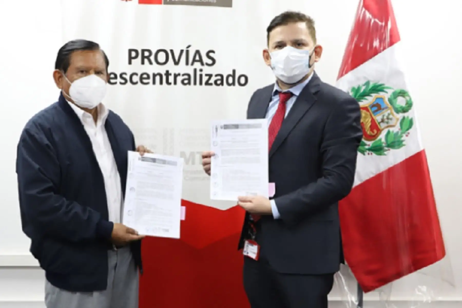 El director ejecutivo de Provías Descentralizado, José Pino Cárdenas, y el gobernador regional de Moquegua, Zenón Cuevas Pare, suscribieron un convenio de cooperación interinstitucional, el cual permitirá que la unidad ejecutora del MTC otorgue a la entidad regional las estructuras metálicas del puente modular.