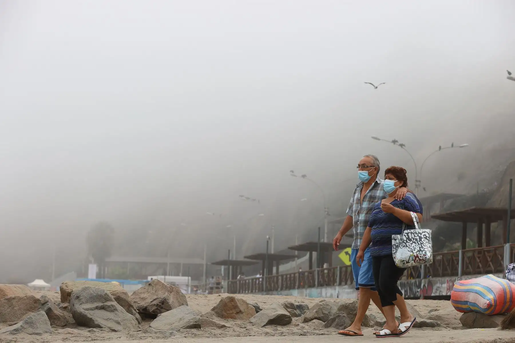 A pesar del cielo nublado veraneantes y bañistas acudieron a primeras horas de la mañana a las diferentes playas de la Costa Verde. Foto: ANDINA/Andrés Valle
