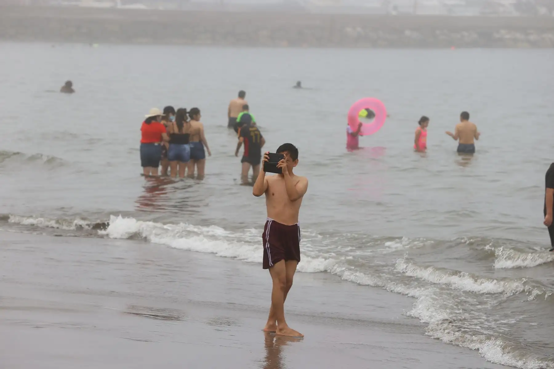 A pesar del cielo nublado veraneantes y bañistas acudieron a primeras horas de la mañana a las diferentes playas de la Costa Verde. Foto: ANDINA/Andrés Valle