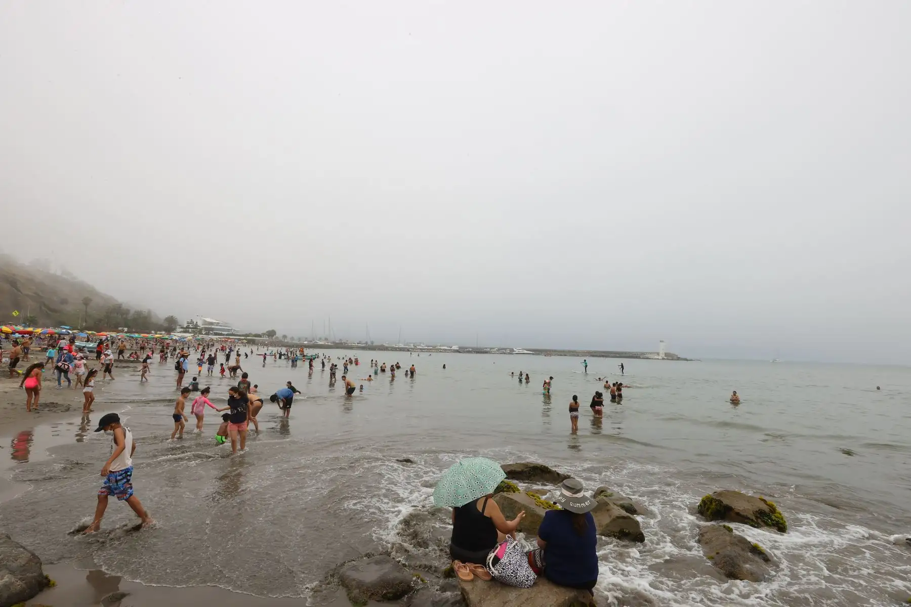 A pesar del cielo nublado veraneantes y bañistas acudieron a primeras horas de la mañana a las diferentes playas de la Costa Verde. Foto: ANDINA/Andrés Valle