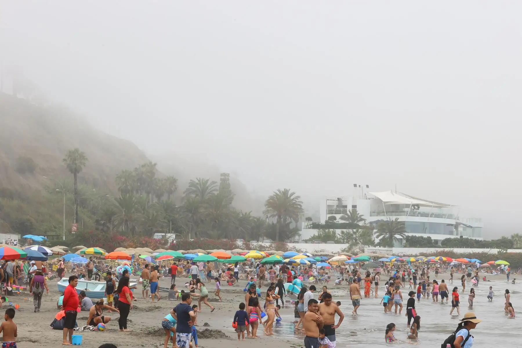 A pesar del cielo nublado veraneantes y bañistas acudieron a primeras horas de la mañana a las diferentes playas de la Costa Verde. Foto: ANDINA/Andrés Valle