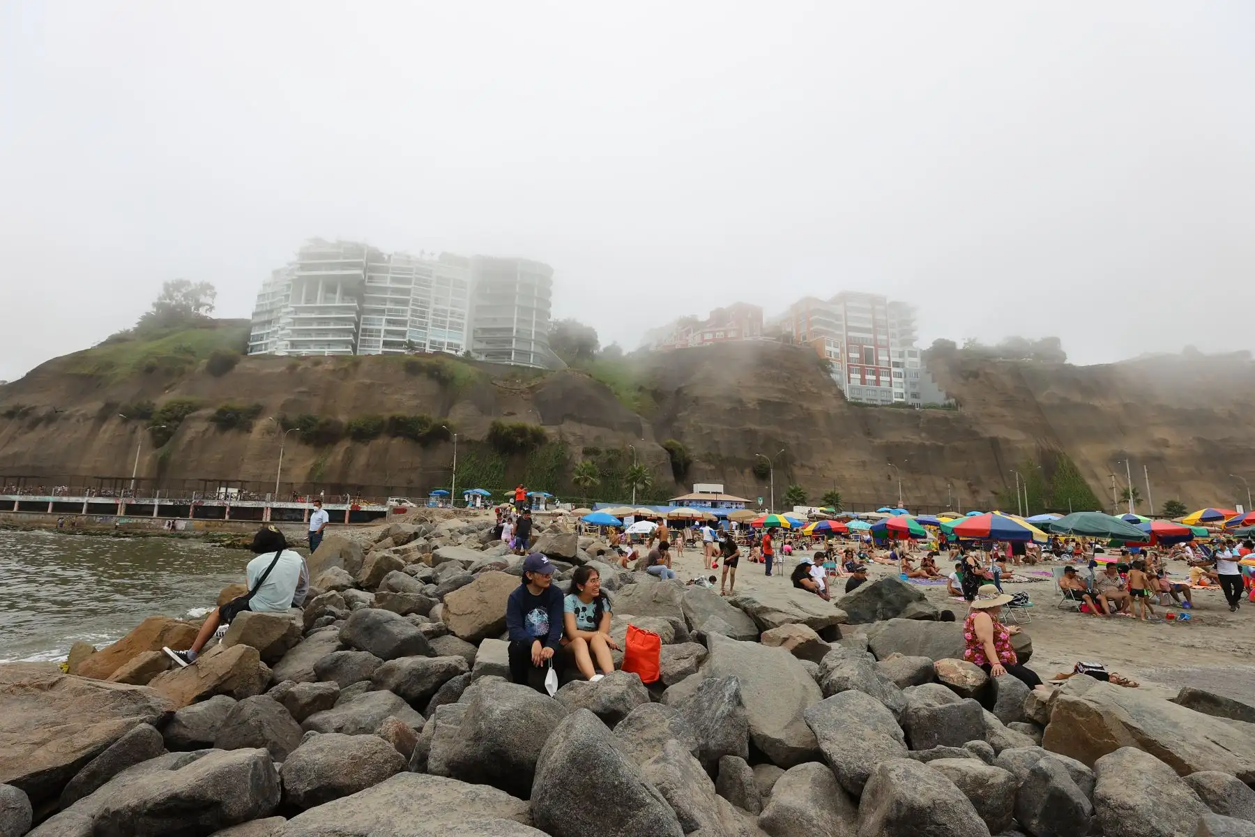 En Lima Oeste, la temperatura máxima llegaría a 25°C, mientras que la mínima sería de 19°C. Se espera cielo cubierto a cielo nublado en las primeras horas de la mañana variando a cielo nublado parcial hacia el mediodía , por la tarde cielo cubierto y lluvia ligera. Foto: ANDINA/Andrés Valle