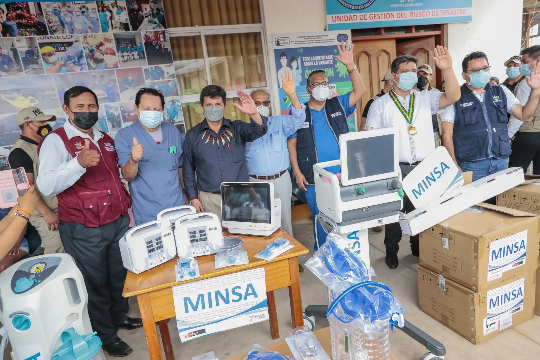 El presidente Pedro Castillo, junto con los titulares de la PCM y Minsa, visitó el Hospital Santa Rosa de Puerto Maldonado para constatar la atención a la población. Además, lideró la entrega de equipamiento médico para los centros de salud de la región Madre de Dios. Foto: ANDINA/Prensa Presidencia