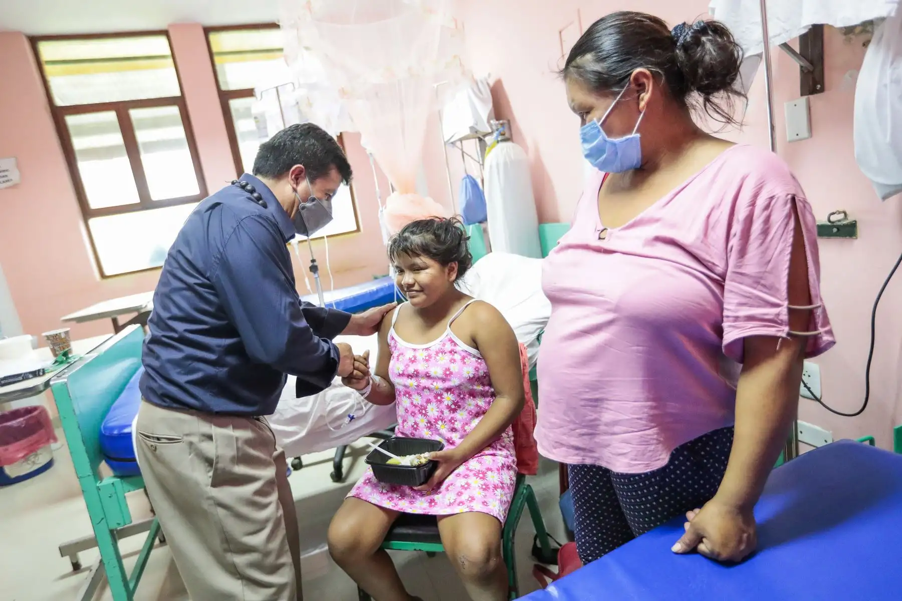 El presidente Pedro Castillo, junto con los titulares de la PCM y Minsa, visitó el Hospital Santa Rosa de Puerto Maldonado para constatar la atención a la población. Además, lideró la entrega de equipamiento médico para los centros de salud de la región Madre de Dios. Foto: ANDINA/Prensa Presidencia