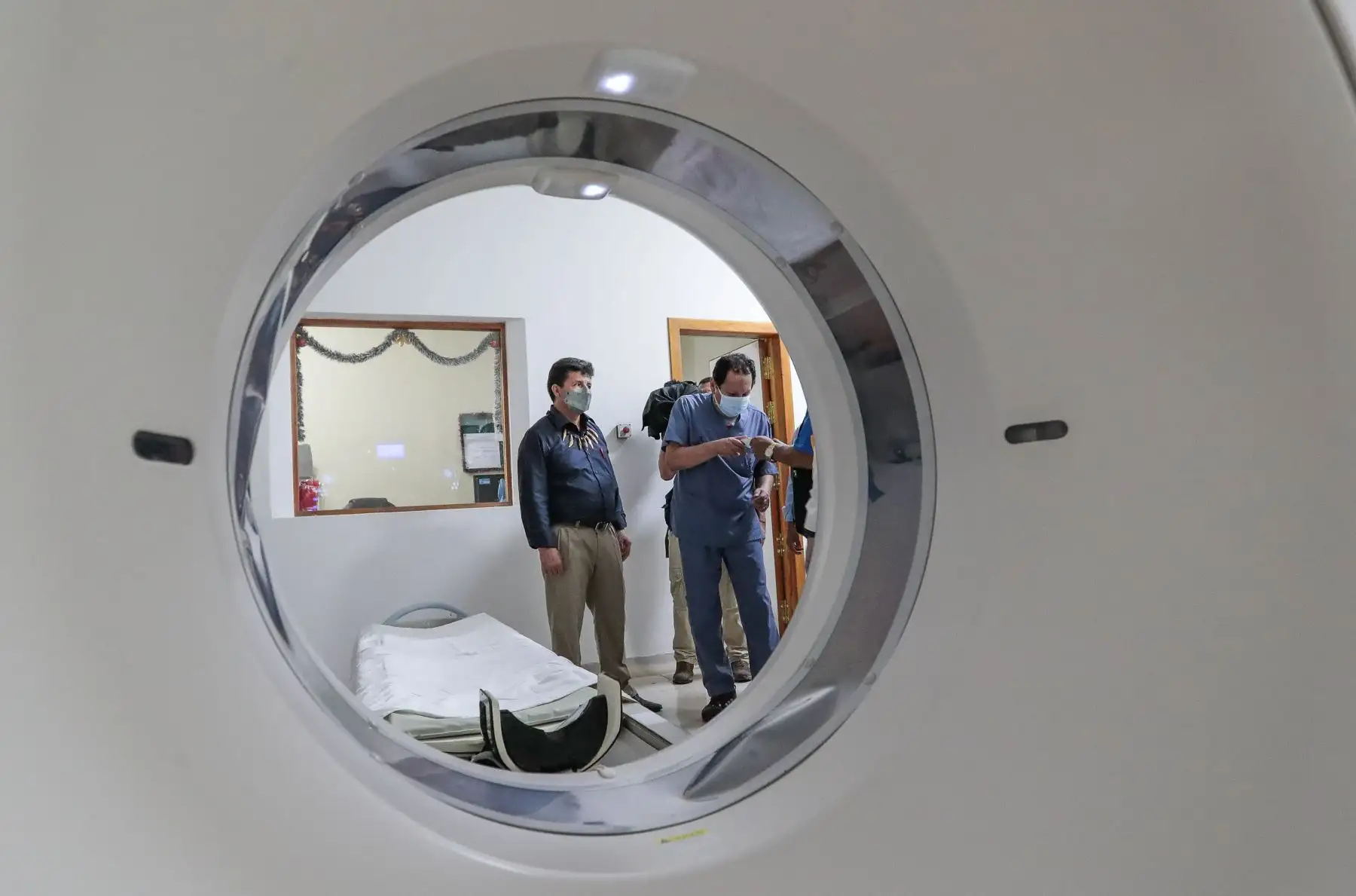 El presidente Pedro Castillo, junto con los titulares de la PCM y Minsa, visitó el Hospital Santa Rosa de Puerto Maldonado para constatar la atención a la población. Además, lideró la entrega de equipamiento médico para los centros de salud de la región Madre de Dios. Foto: ANDINA/Prensa Presidencia