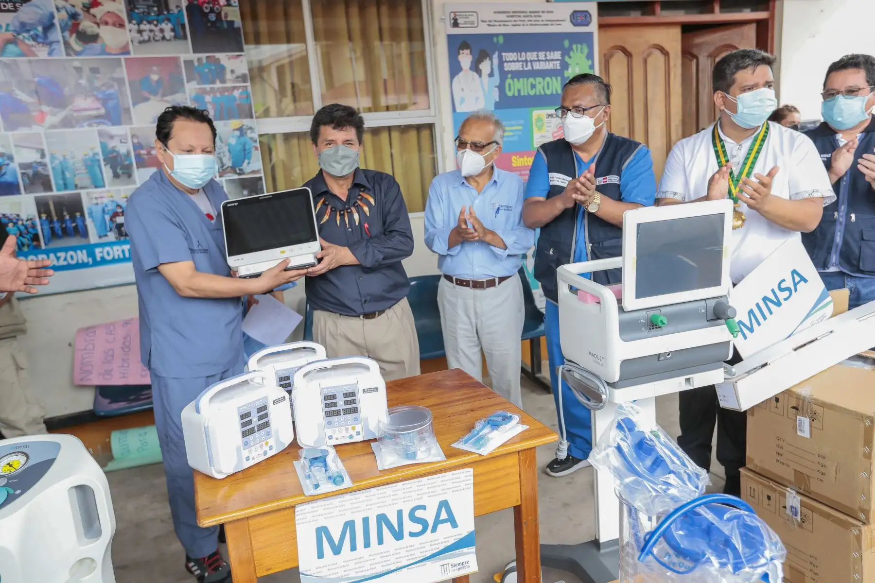 El presidente Pedro Castillo, junto con los titulares de la PCM y Minsa, visitó el Hospital Santa Rosa de Puerto Maldonado para constatar la atención a la población. Además, lideró la entrega de equipamiento médico para los centros de salud de la región Madre de Dios. Foto: ANDINA/Prensa Presidencia