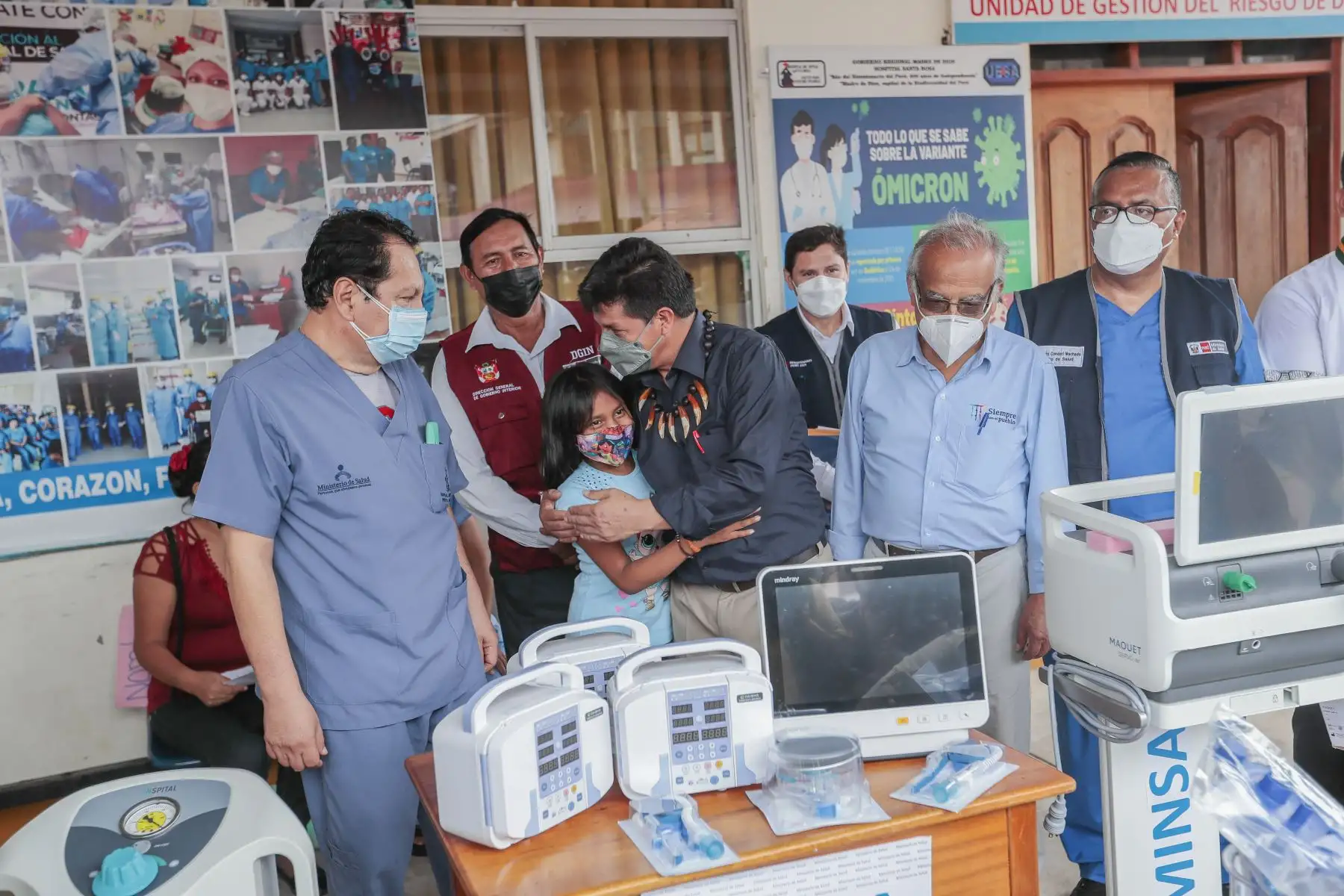 El presidente Pedro Castillo, junto con los titulares de la PCM y Minsa, visitó el Hospital Santa Rosa de Puerto Maldonado para constatar la atención a la población. Además, lideró la entrega de equipamiento médico para los centros de salud de la región Madre de Dios. Foto: ANDINA/Prensa Presidencia