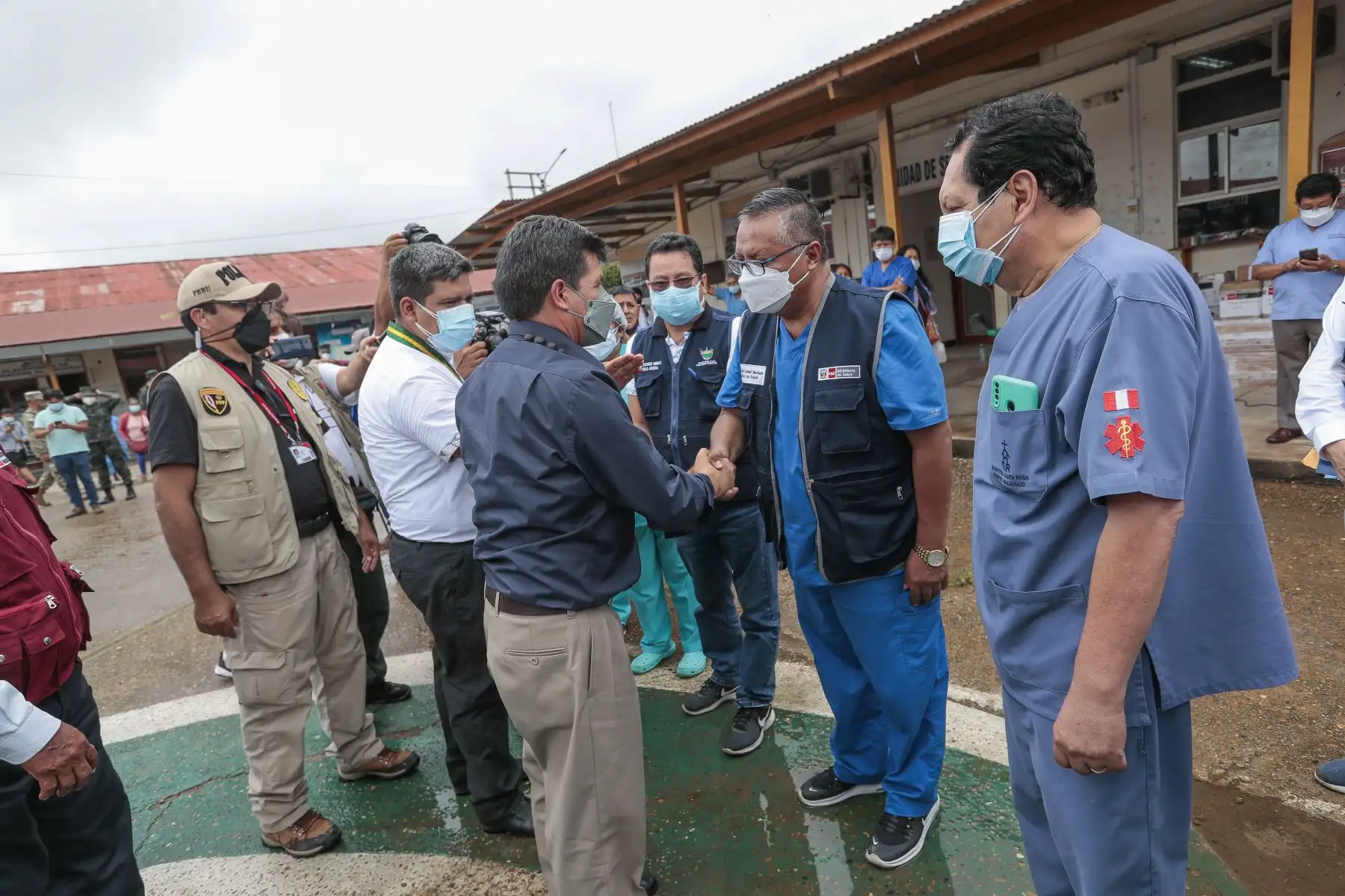 El presidente Pedro Castillo, junto con los titulares de la PCM y Minsa, visitó el Hospital Santa Rosa de Puerto Maldonado para constatar la atención a la población. Además, lideró la entrega de equipamiento médico para los centros de salud de la región Madre de Dios. Foto: ANDINA/Prensa Presidencia