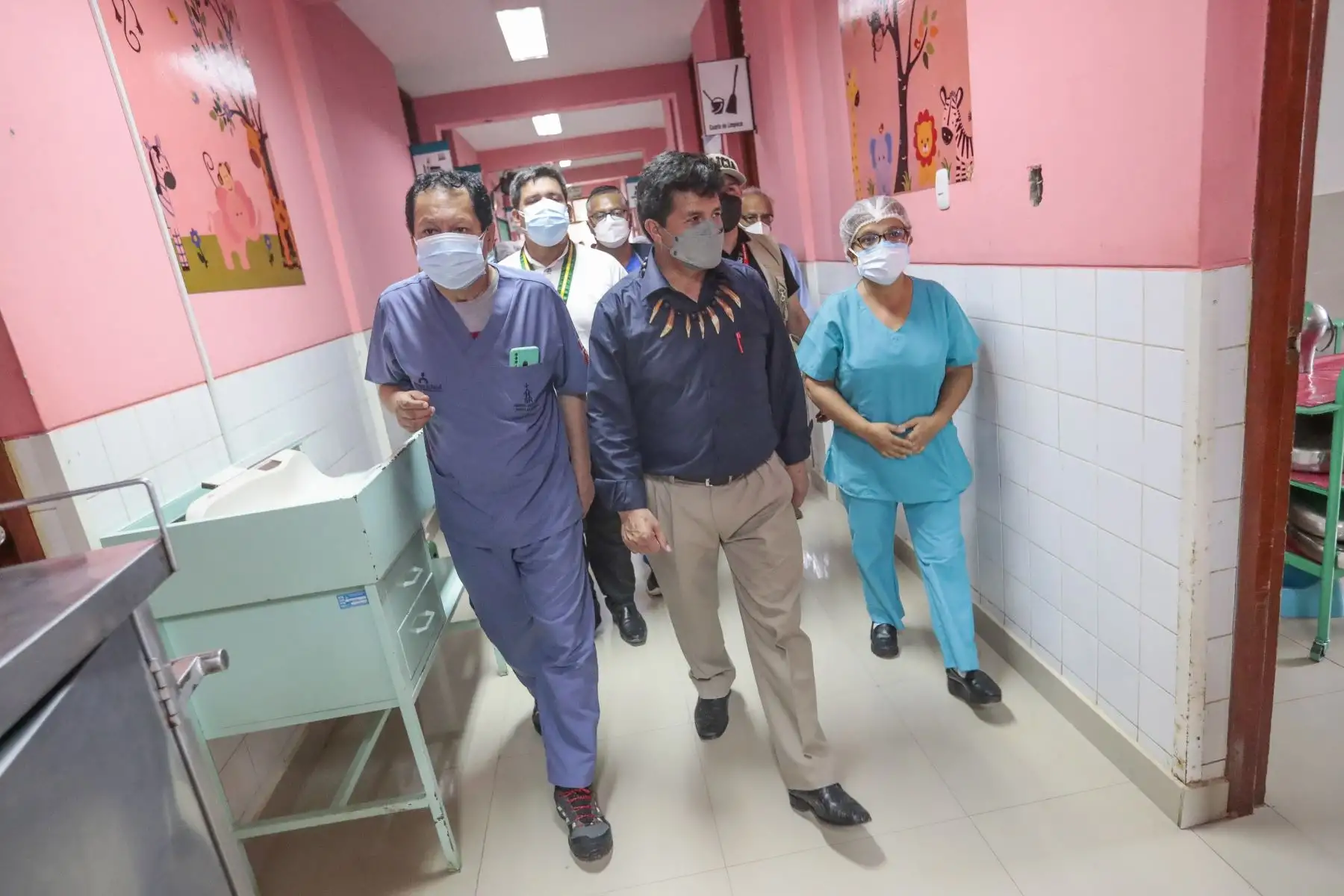 El presidente Pedro Castillo, junto con los titulares de la PCM y Minsa, visitó el Hospital Santa Rosa de Puerto Maldonado para constatar la atención a la población. Además, lideró la entrega de equipamiento médico para los centros de salud de la región Madre de Dios. Foto: ANDINA/Prensa Presidencia