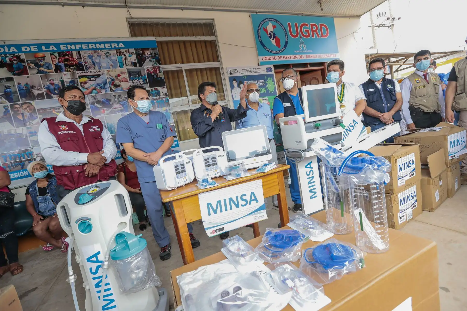 El presidente Pedro Castillo, junto con los titulares de la PCM y Minsa, visitó el Hospital Santa Rosa de Puerto Maldonado para constatar la atención a la población. Además, lideró la entrega de equipamiento médico para los centros de salud de la región Madre de Dios. Foto: ANDINA/Prensa Presidencia