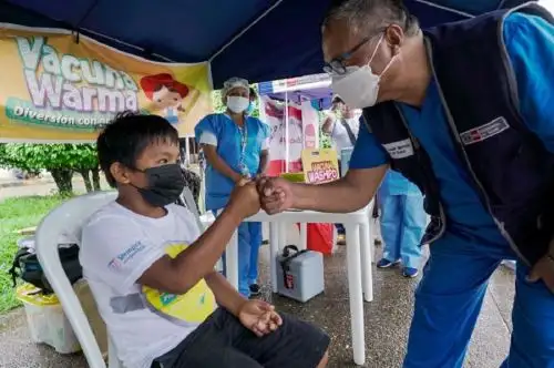 Con el objetivo de cerrar las brechas de tercera dosis, el Ministerio de Salud, con el apoyo de la Dirección Regional de Salud (Diresa) de Madre de Dios, instaló un punto de vacunación en el Puerto Acosta para proteger contra la covid-19 y la Influenza a los pescadores y sus familiares que viven en la zona.