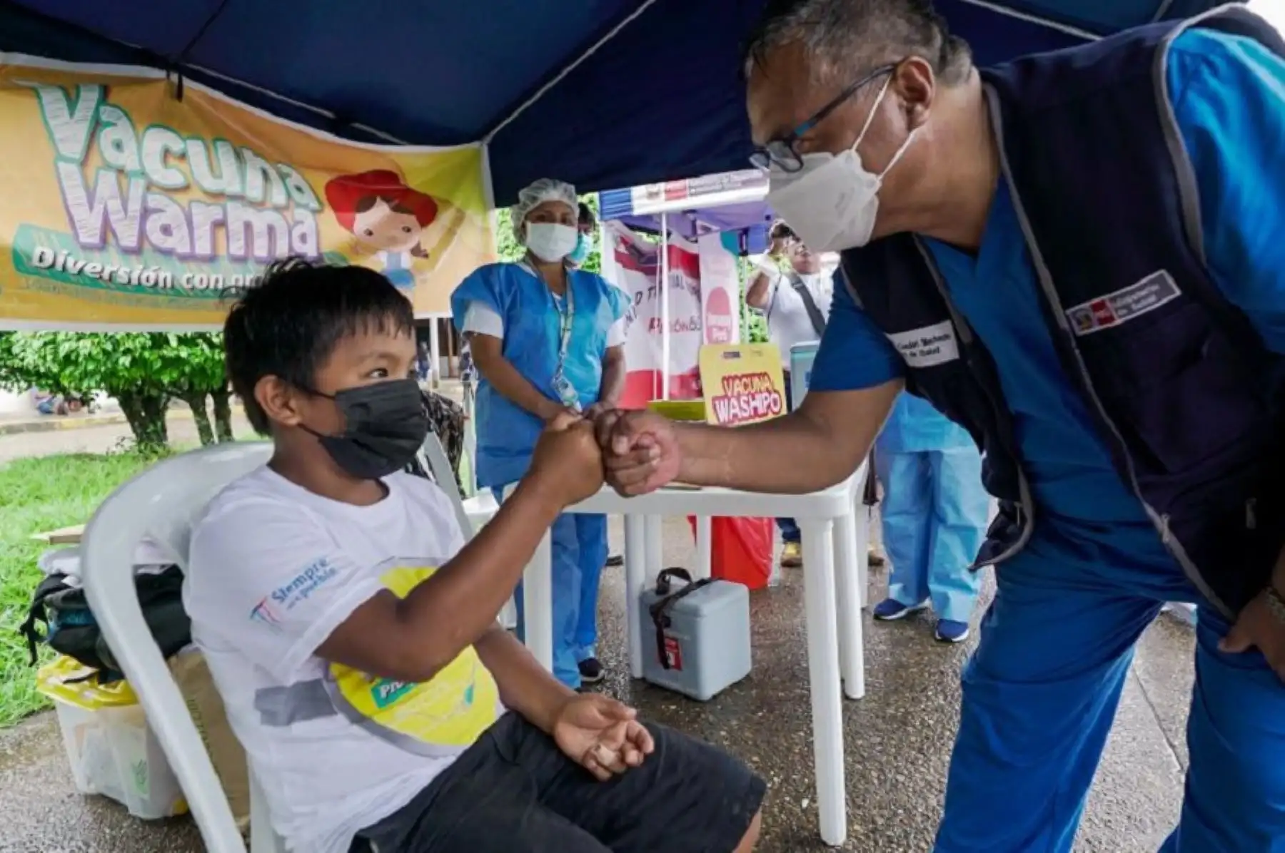 Con el objetivo de cerrar las brechas de tercera dosis, el Ministerio de Salud, con el apoyo de la Dirección Regional de Salud (Diresa) de Madre de Dios, instaló un punto de vacunación en el Puerto Acosta para proteger contra la covid-19 y la Influenza a los pescadores y sus familiares que viven en la zona.