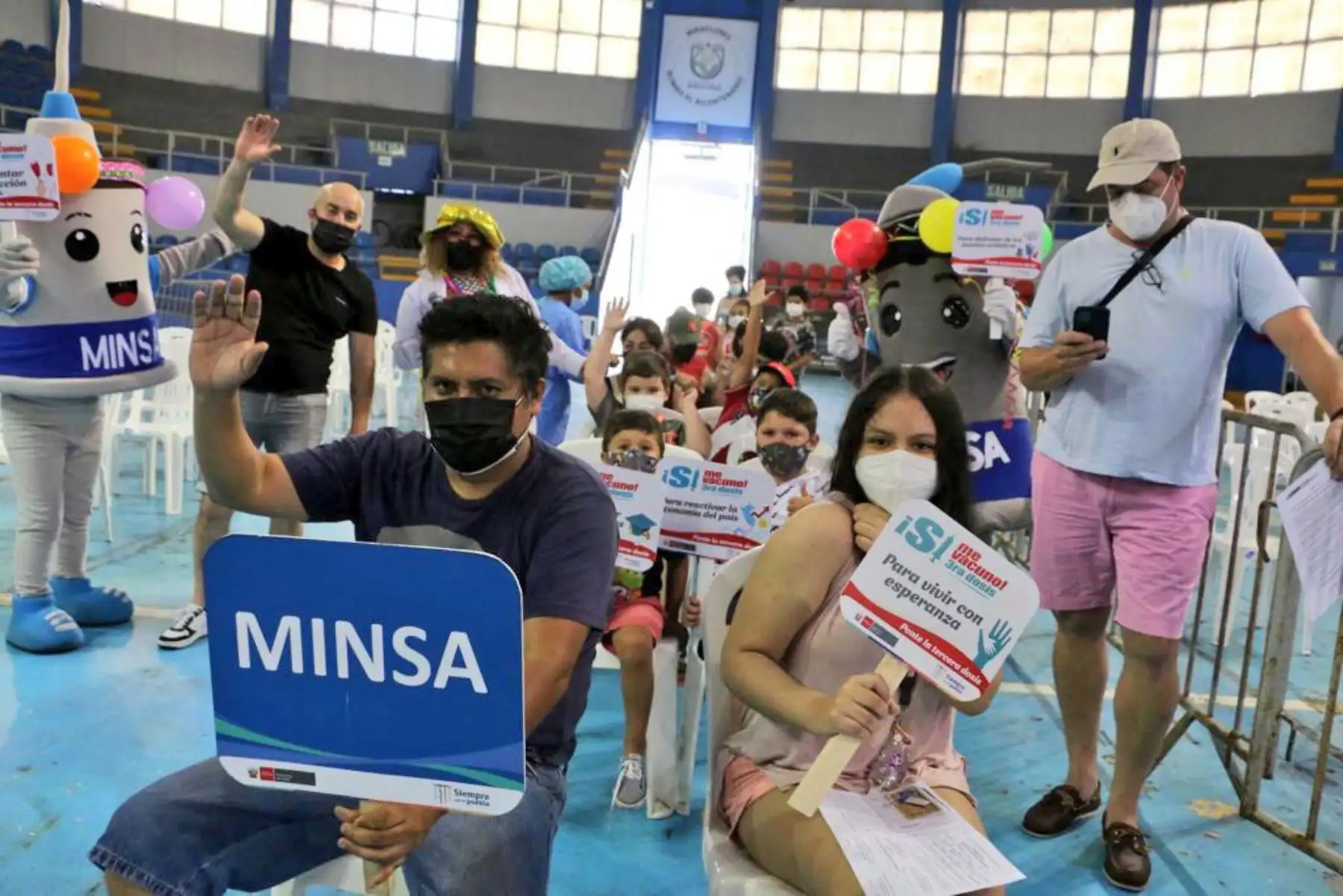 El ministerio de Salud promueve la campaña de protección frente al covid-19, impulsando el “Carnaval de la vacunación” que se mantendrá activa este 26 y 27 de febrero a fin de cerrar las brechas de inmunización de la primera, segunda y tercera dosis en la capital.
Foto: Minsa