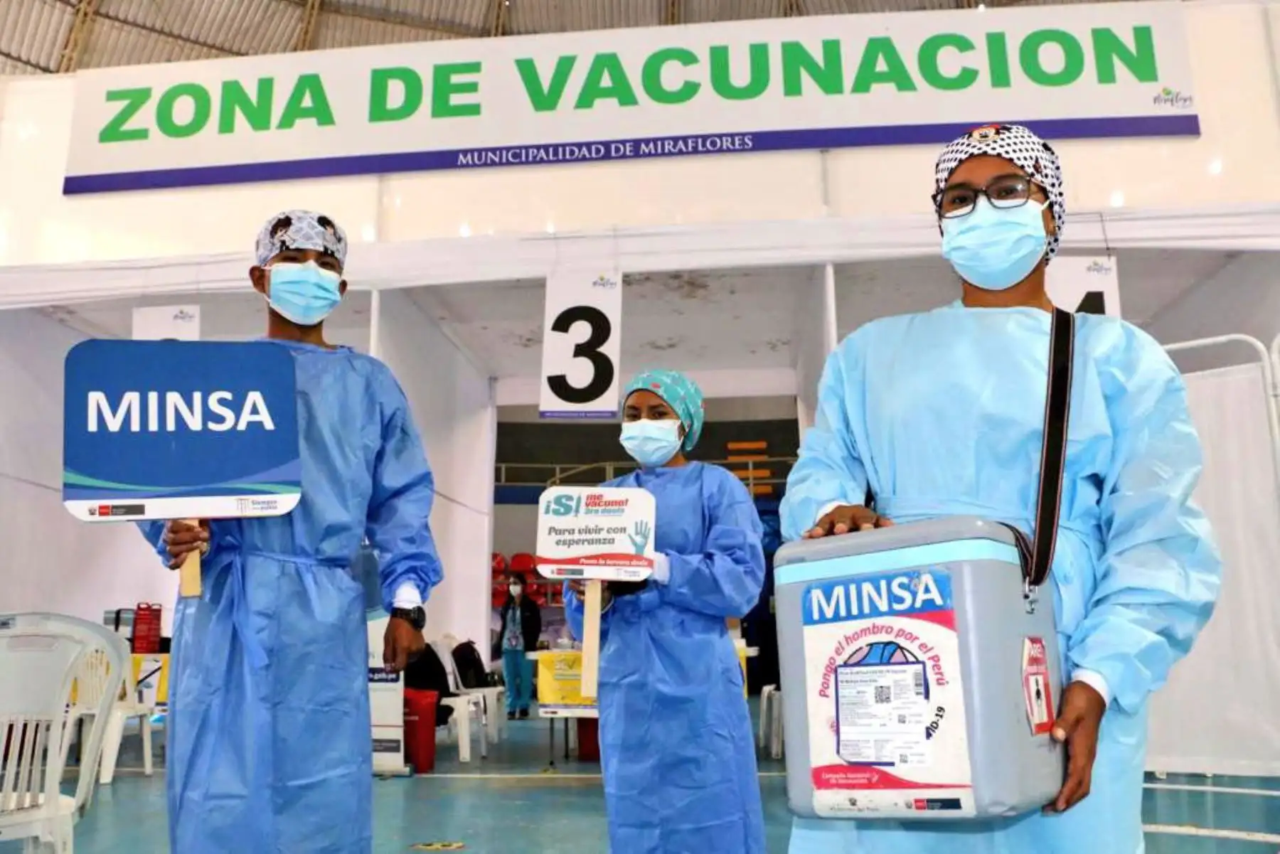 El ministerio de Salud promueve la campaña de protección frente al covid-19, impulsando el “Carnaval de la vacunación” que se mantendrá activa este 26 y 27 de febrero a fin de cerrar las brechas de inmunización de la primera, segunda y tercera dosis en la capital.
Foto: Minsa