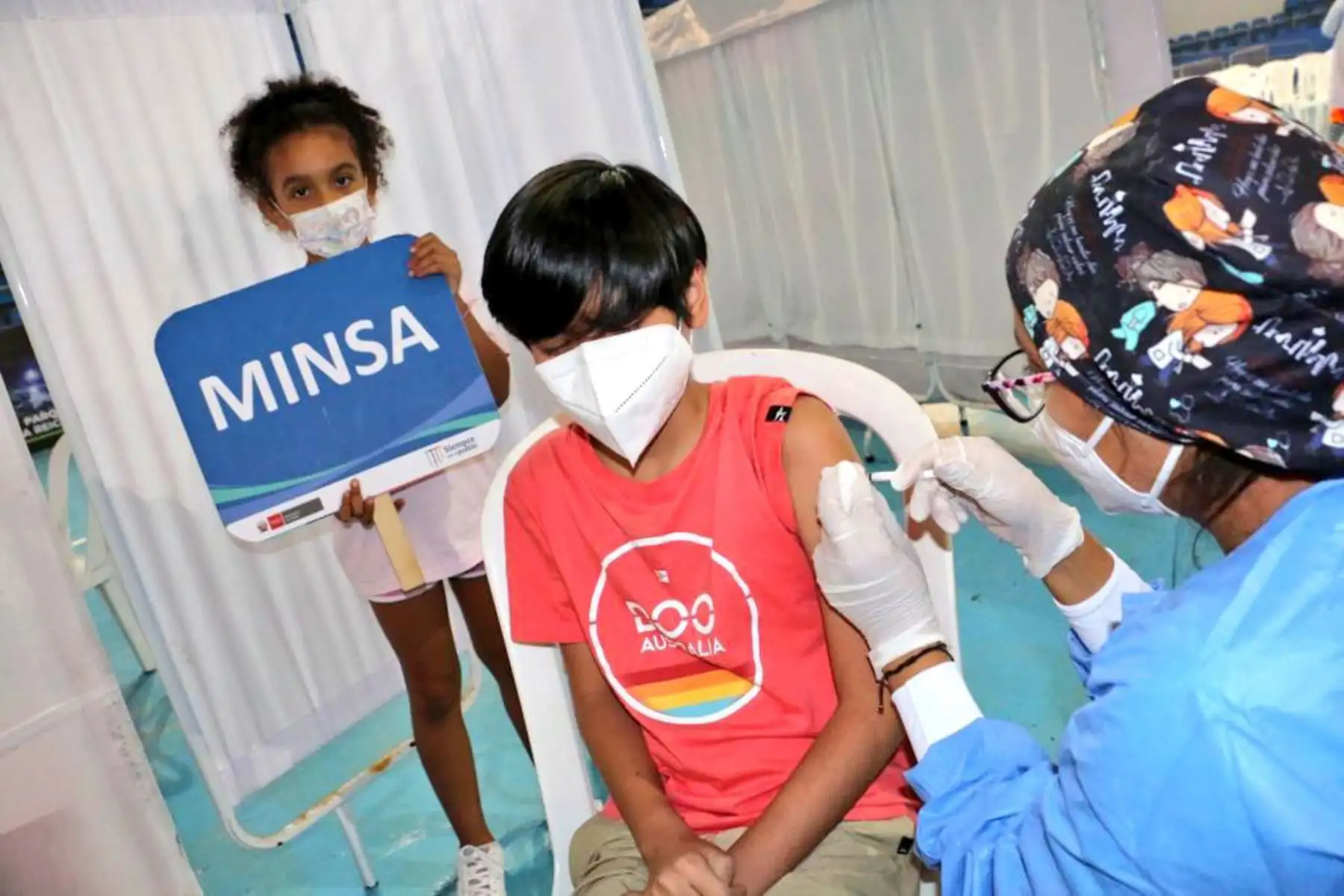 El ministerio de Salud promueve la campaña de protección frente al covid-19, impulsando el “Carnaval de la vacunación” que se mantendrá activa este 26 y 27 de febrero a fin de cerrar las brechas de inmunización de la primera, segunda y tercera dosis en la capital.
Foto: Minsa