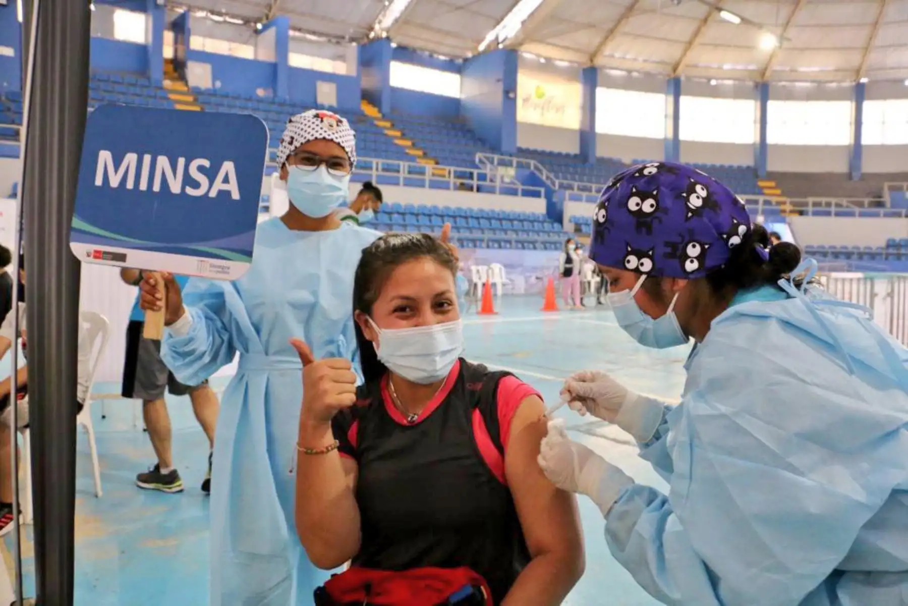 El ministerio de Salud promueve la campaña de protección frente al covid-19, impulsando el “Carnaval de la vacunación” que se mantendrá activa este 26 y 27 de febrero a fin de cerrar las brechas de inmunización de la primera, segunda y tercera dosis en la capital.
Foto: Minsa