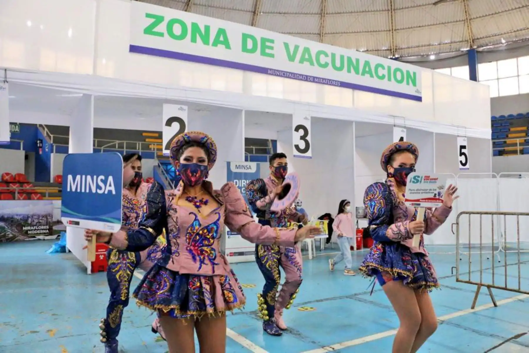 El ministerio de Salud promueve la campaña de protección frente al covid-19, impulsando el “Carnaval de la vacunación” que se mantendrá activa este 26 y 27 de febrero a fin de cerrar las brechas de inmunización de la primera, segunda y tercera dosis en la capital.
Foto: Minsa