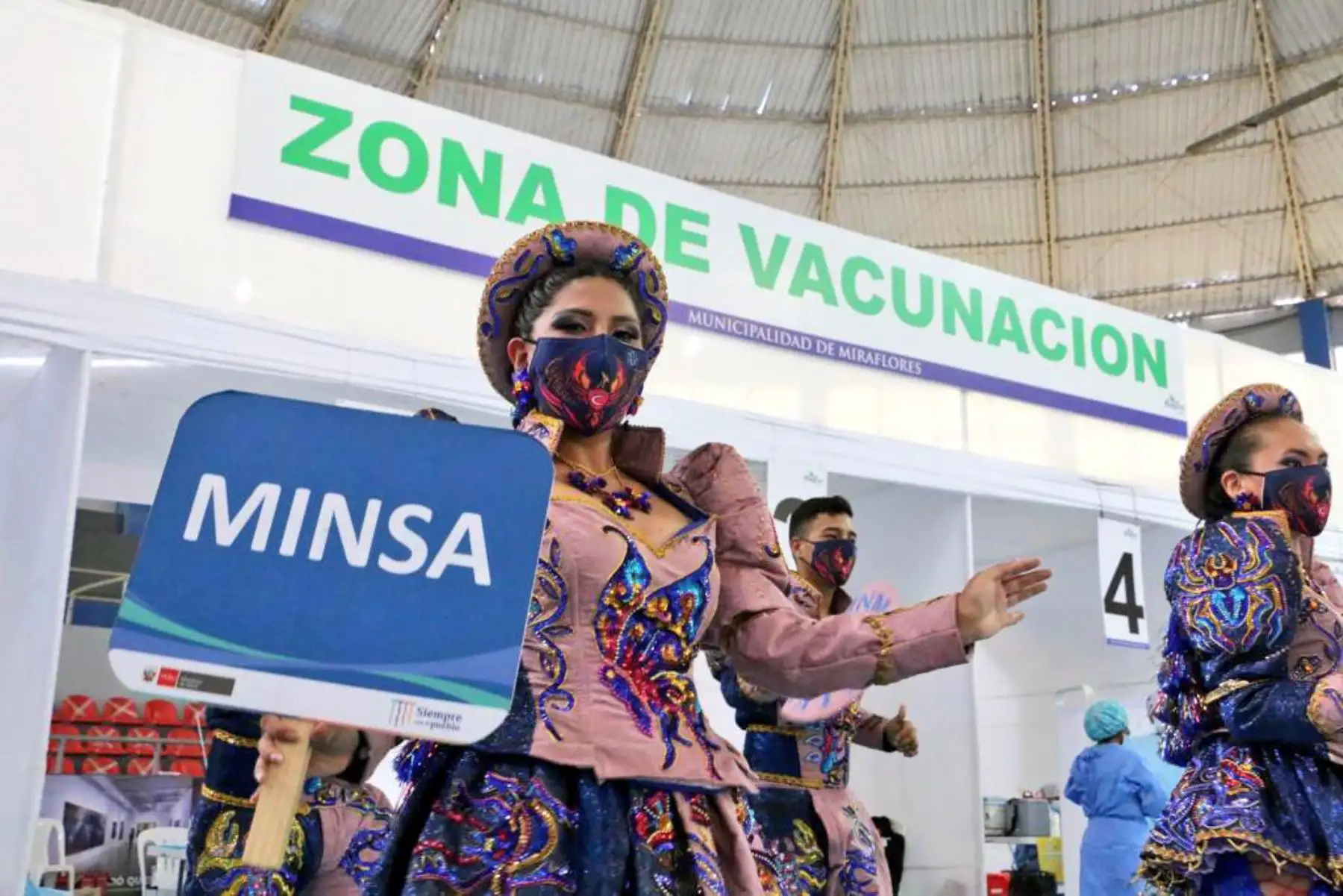El ministerio de Salud promueve la campaña de protección frente al covid-19, impulsando el “Carnaval de la vacunación” que se mantendrá activa este 26 y 27 de febrero a fin de cerrar las brechas de inmunización de la primera, segunda y tercera dosis en la capital.
Foto: Minsa