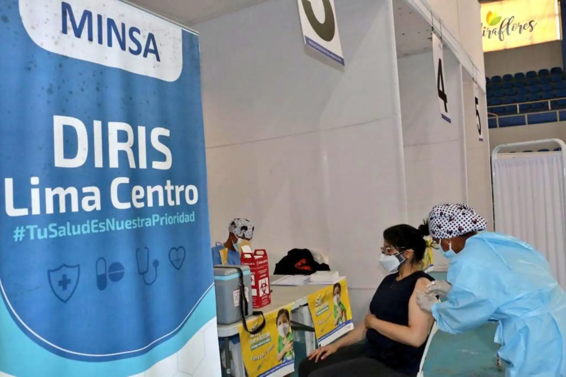 El ministerio de Salud promueve la campaña de protección frente al covid-19, impulsando el “Carnaval de la vacunación” que se mantendrá activa este 26 y 27 de febrero a fin de cerrar las brechas de inmunización de la primera, segunda y tercera dosis en la capital.
Foto: Minsa