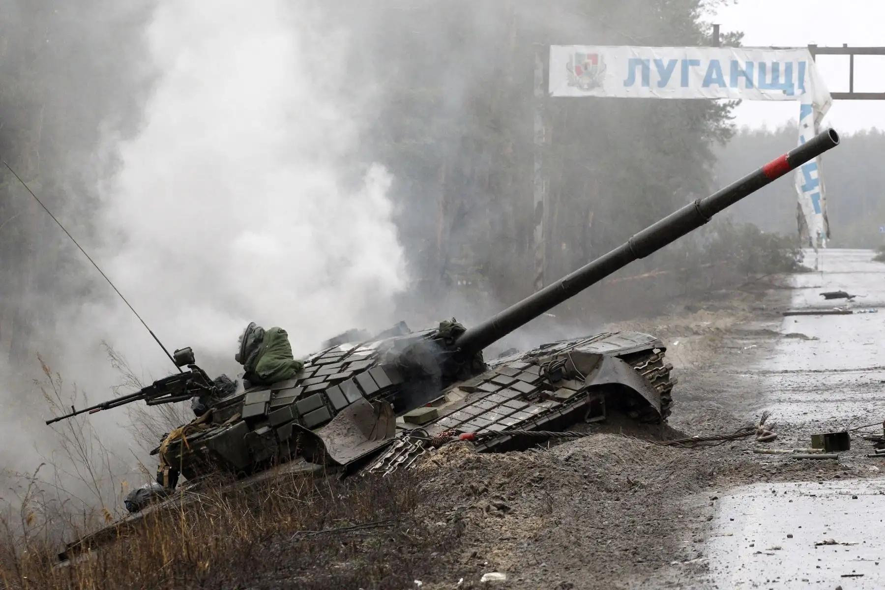 El humo se eleva desde un tanque ruso destruido por las fuerzas ucranianas al costado de una carretera en la región de Lugansk. 
Foto: AFP