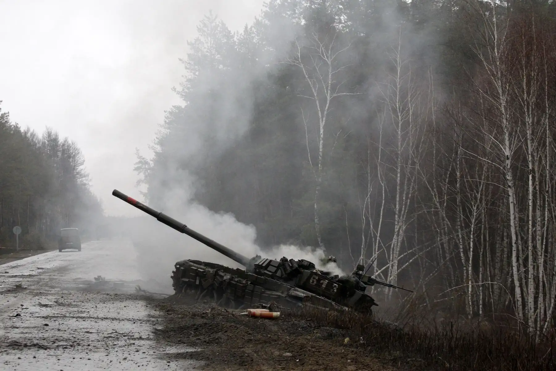El humo se eleva desde un tanque ruso destruido por las fuerzas ucranianas al costado de una carretera en la región de Lugansk.
Foto: AFP