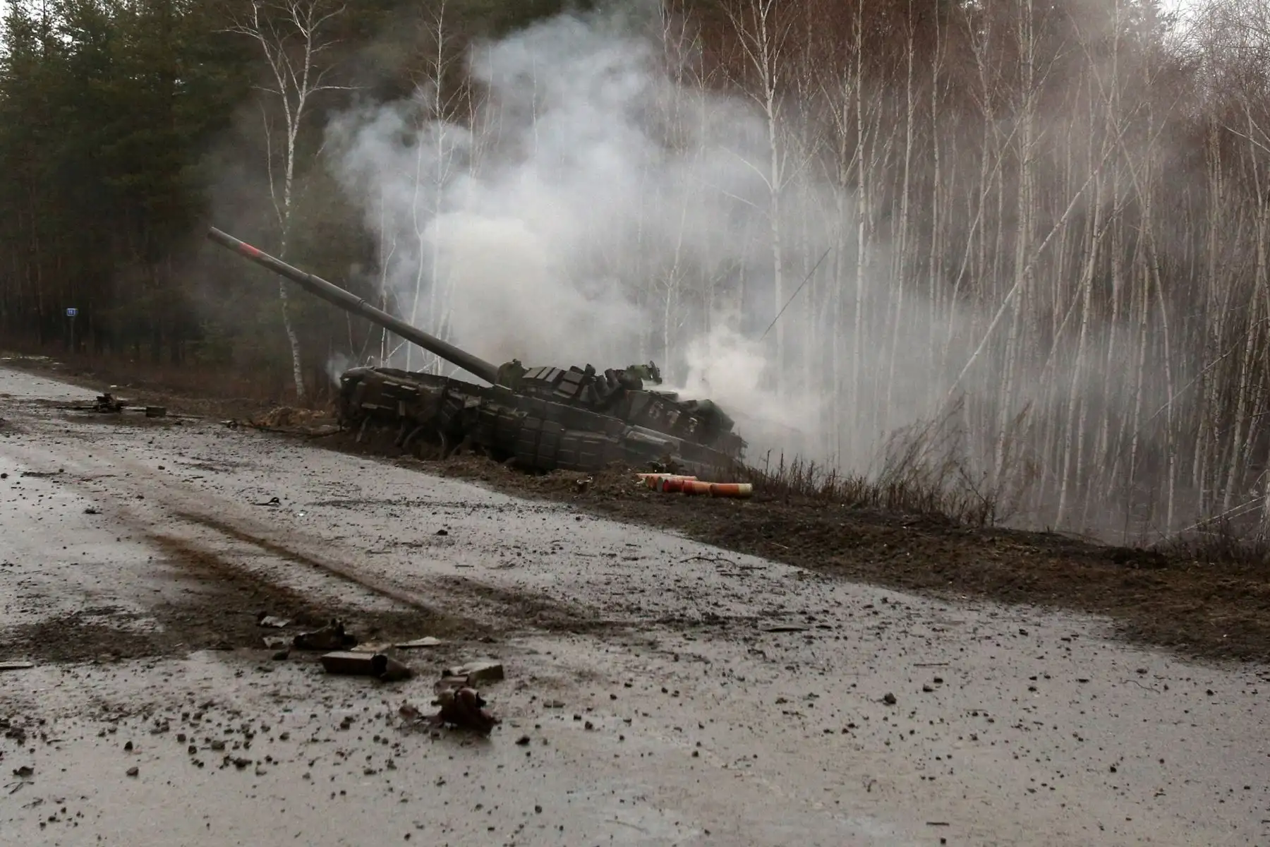 El humo se eleva desde un tanque ruso destruido por las fuerzas ucranianas al costado de una carretera en la región de Lugansk.
Foto: AFP