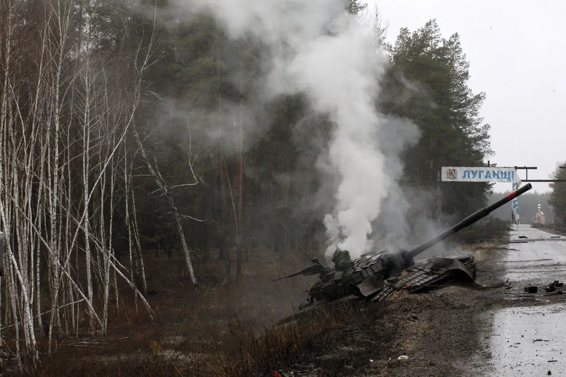 El humo se eleva desde un tanque ruso destruido por las fuerzas ucranianas al costado de una carretera en la región de Lugansk.
Foto: AFP