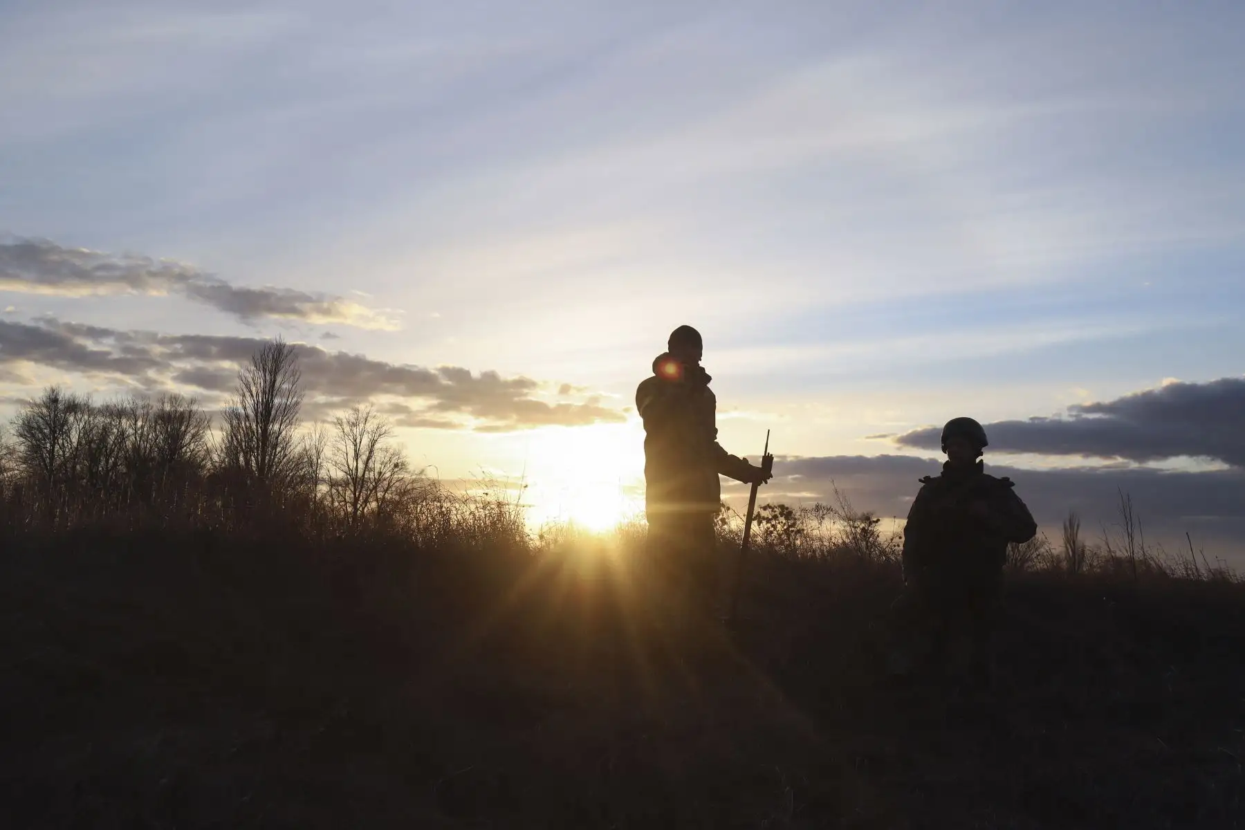 Militares ucranianos toman posiciones mientras se preparan para defender cerca de Kiev, Ucrania.
Foto: EFE