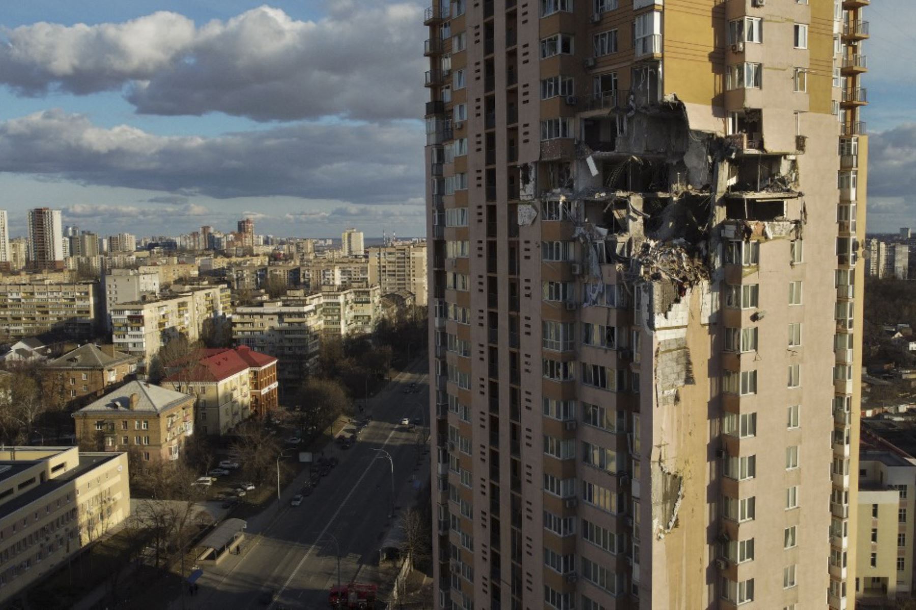 Esta vista general muestra los daños en los pisos superiores de un edificio en Kiev luego de que, según informes, fuera alcanzado por un cohete ruso. Foto: AFP