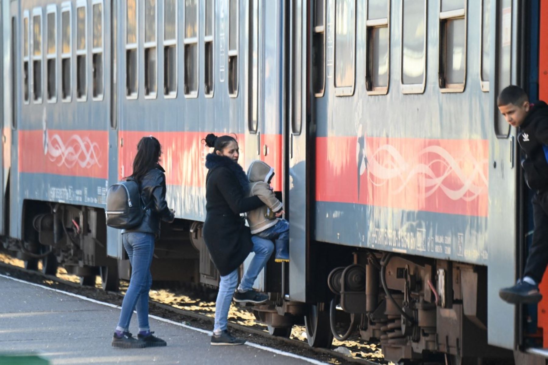 Refugiados ucranianos llegan desde su tierra natal a la estación de tren de Zahonyi, cerca de la frontera entre Hungría y Ucrania. Foto: AFP
