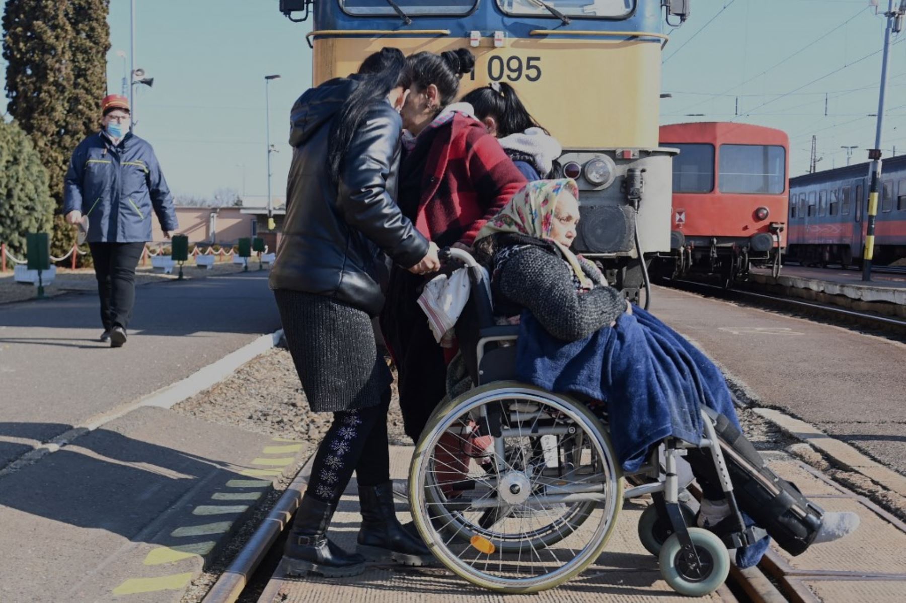 Refugiados ucranianos llegan desde su tierra natal a la estación de tren de Zahonyi, cerca de la frontera entre Hungría y Ucrania, el 27 de febrero de 2022. Foto: AFP