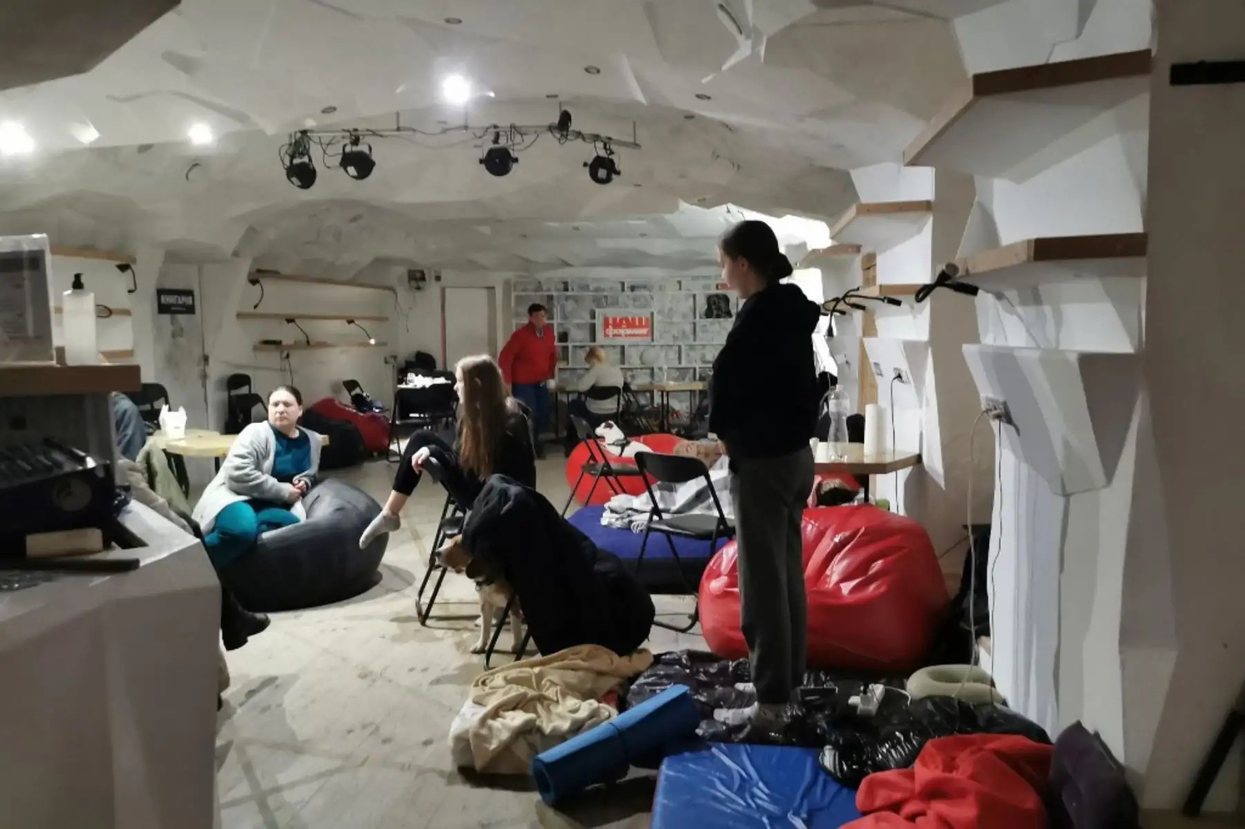 Los residentes esperan en un refugio en Kiev el 27 de febrero de 2022. Foto: AFP