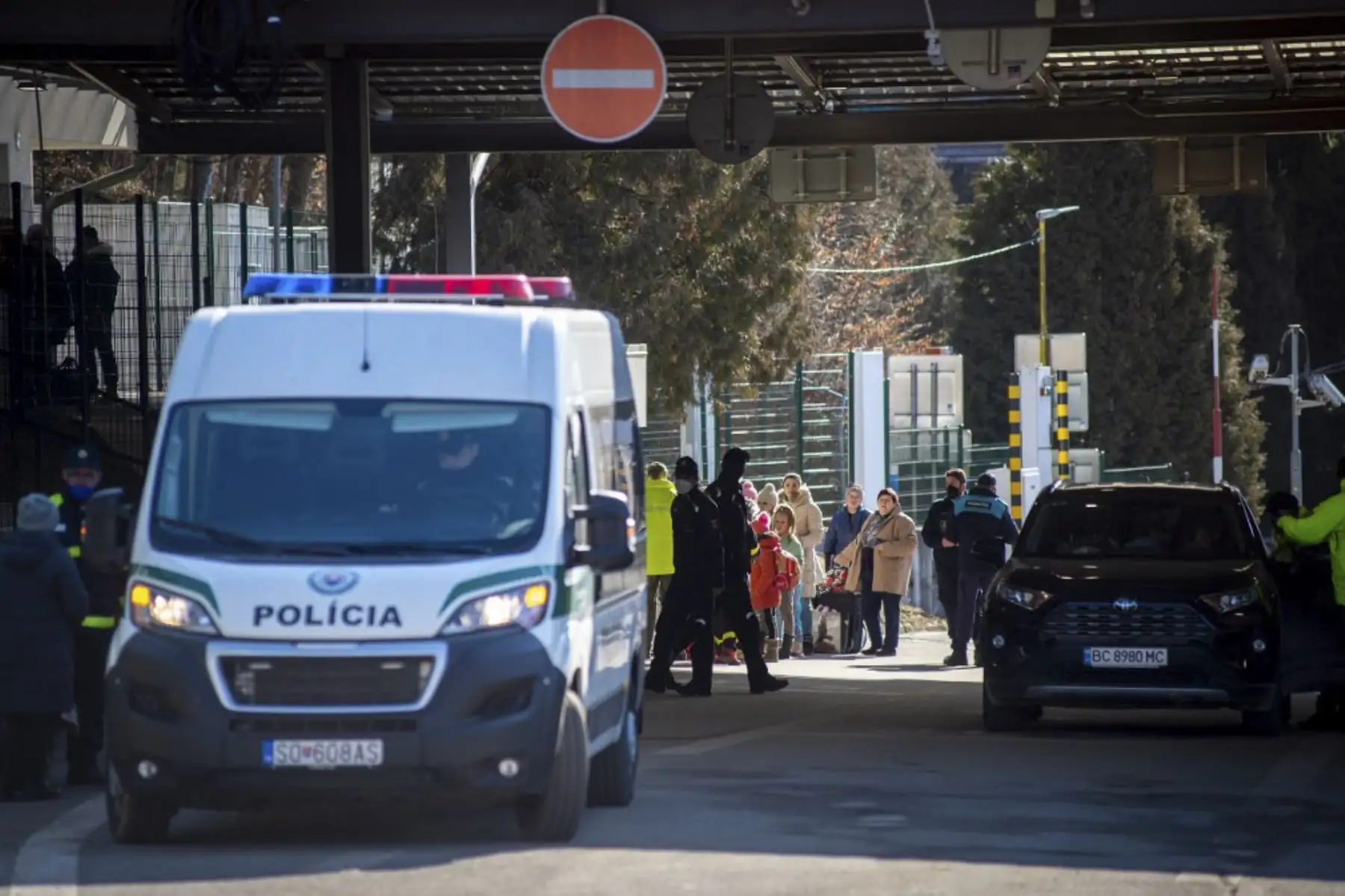 Mujeres y niños ucranianos abandonan Ucrania después de cruzar la frontera entre Eslovaquia y Ucrania en Ubla, en el este de Eslovaquia, el 27 de febrero de 2022. Foto: AFP