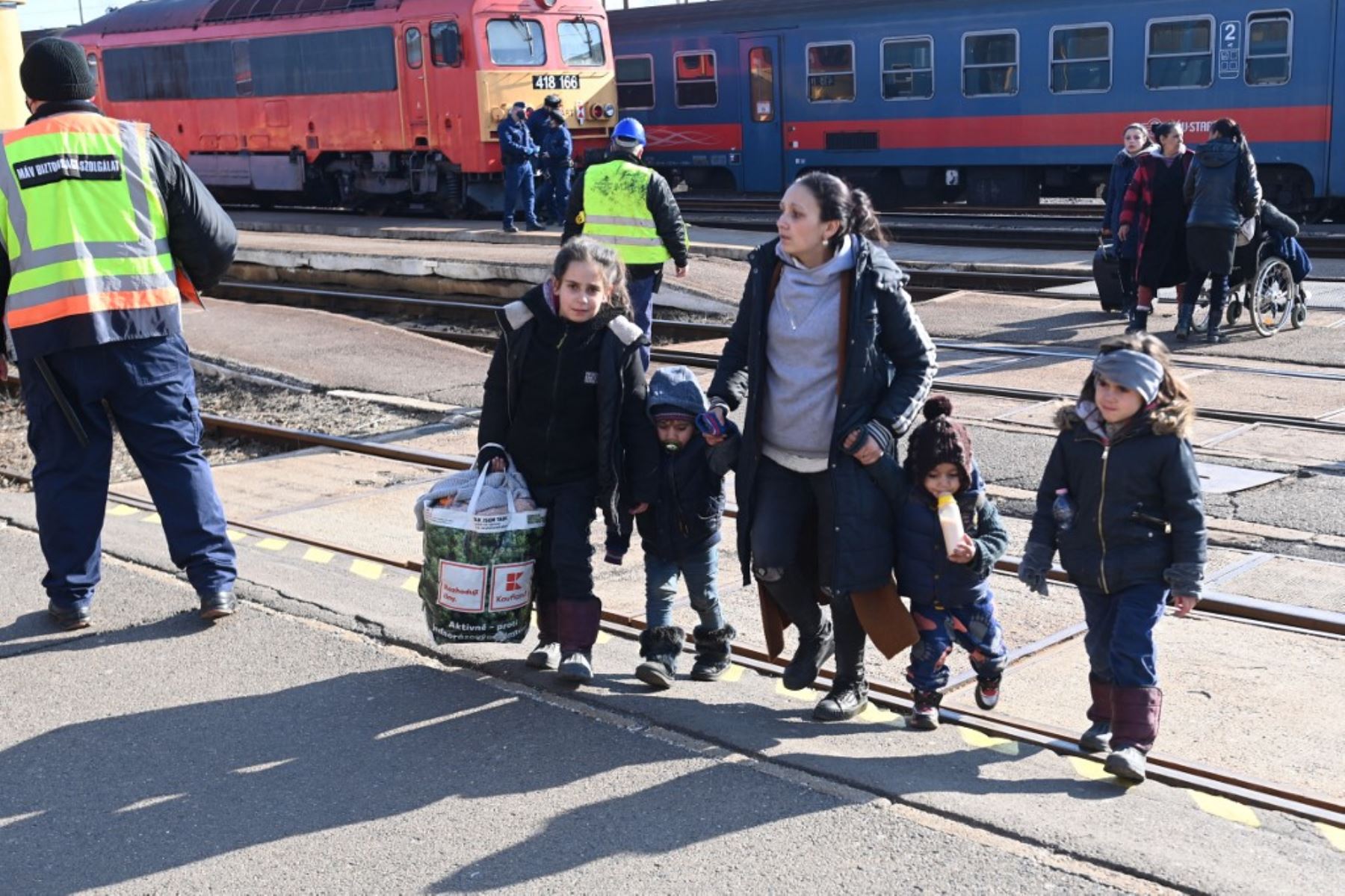 Refugiados ucranianos llegan desde su tierra natal a la estación de tren de Zahonyi, cerca de la frontera entre Hungría y Ucrania. Foto: AFP