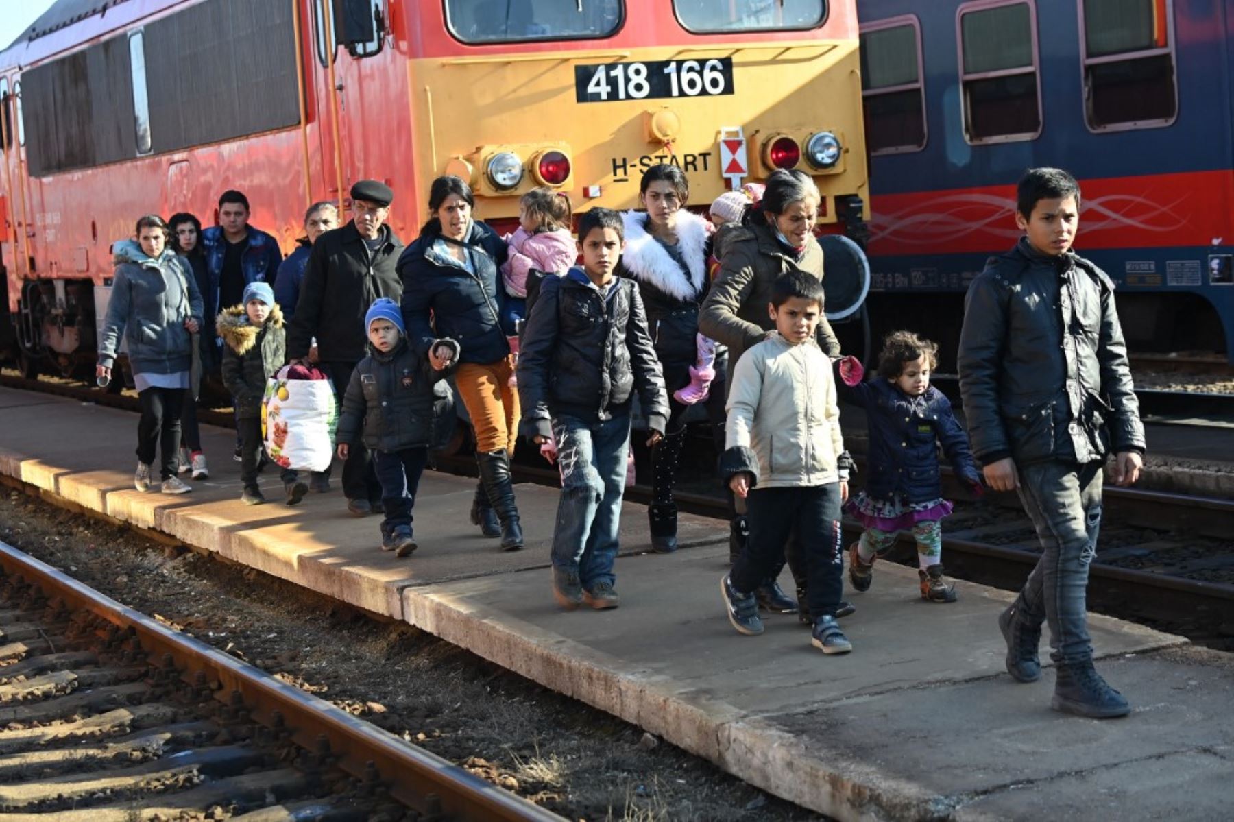 Refugiados ucranianos llegan desde su tierra natal a la estación de tren de Zahonyi, cerca de la frontera entre Hungría y Ucrania, el 27 de febrero de 2022. Foto: AFP