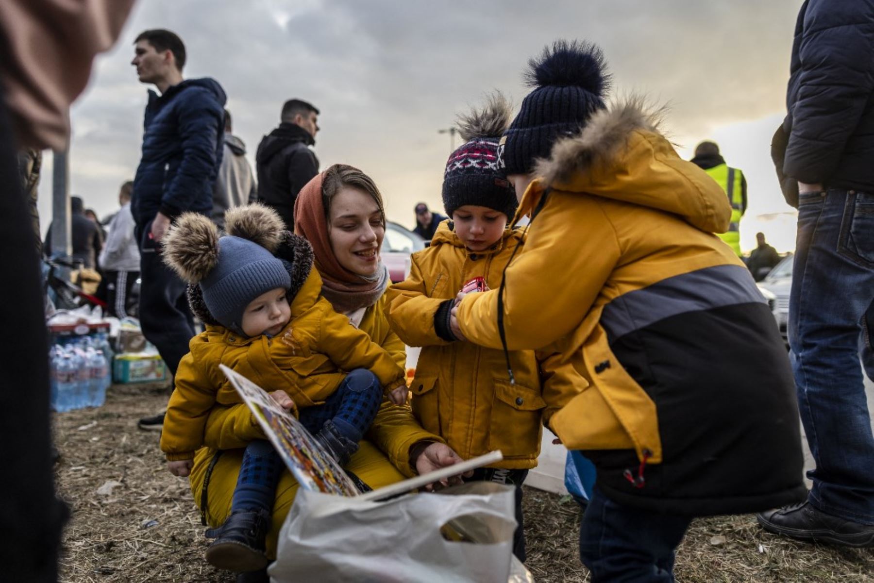 Refugiados ucranianos llegan desde el cruce fronterizo peatonal de Medyka, en Przemsyl, este de Polonia, luego de la invasión rusa de Ucrania. Foto: AFP