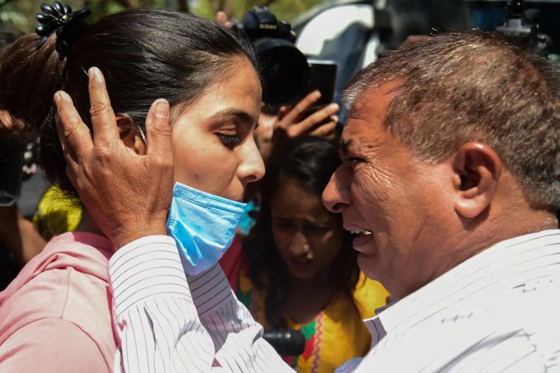 Un hombre abraza a su hija que fue evacuada de Ucrania, luego de su llegada a Ahmedabad el 27 de febrero de 2022. Foto: AFP
