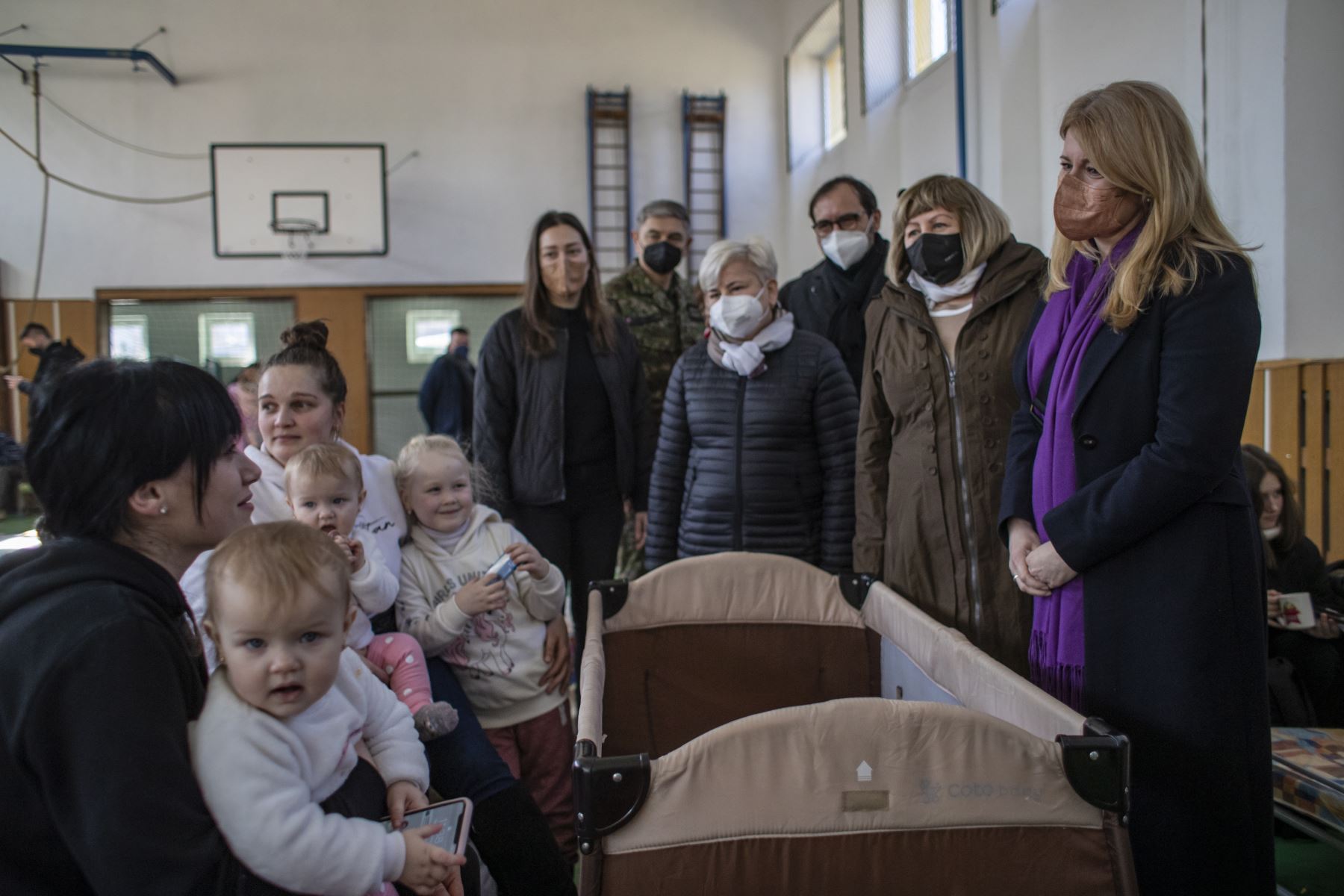 La presidenta eslovaca Zuzana Caputova (R) visita a las personas que huyen de Ucrania a Eslovaquia a través del cruce fronterizo de Ubla, en el salón deportivo de la escuela, en Ubla, Eslovaquia, el 27 de febrero de 2022. Foto: EFE