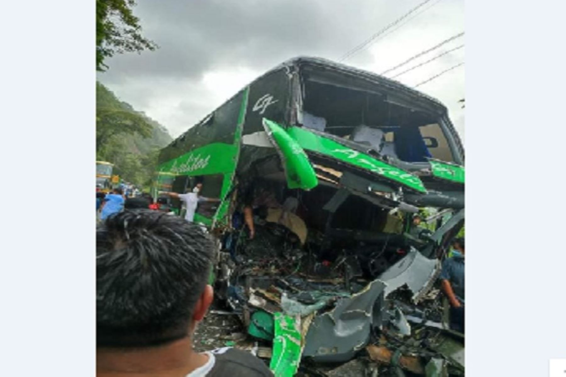 Junín: un muerto y más de 20 heridos deja choque entre bus interprovincial y un camión