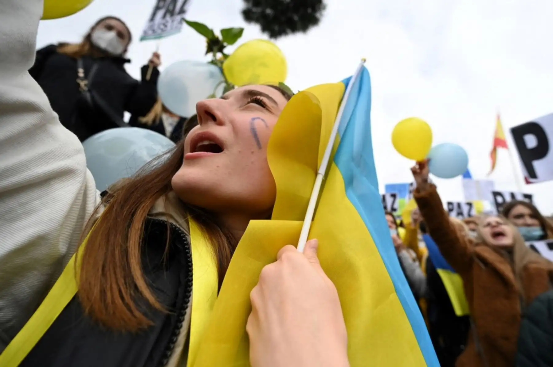 Un manifestante sostiene una bandera ucraniana durante una protesta contra la invasión rusa de Ucrania en Madrid el 27 de febrero de 2022. Foto: AFP