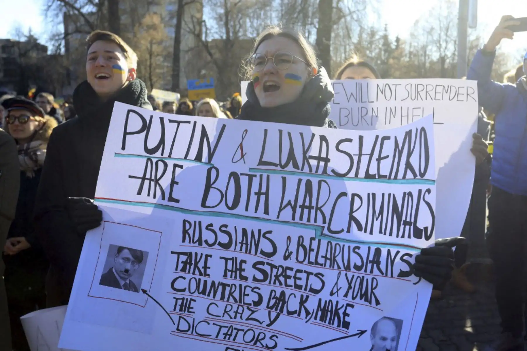 Mujeres participan en una manifestación bajo el lema "Las mujeres lituanas defienden a las mujeres ucranianas" para protestar contra la invasión rusa de Ucrania, frente a la embajada rusa en Vilnius, Lituania, el 27 de febrero de 2022. Foto: AFP