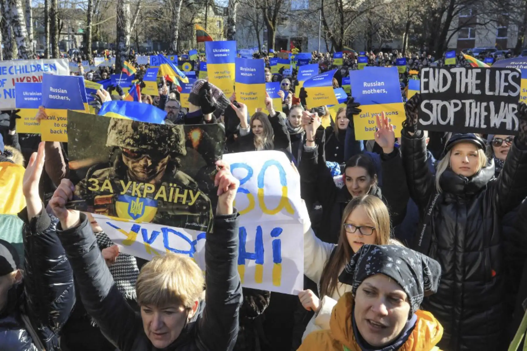 Mujeres participan en una manifestación bajo el lema "Las mujeres lituanas defienden a las mujeres ucranianas" para protestar contra la invasión rusa de Ucrania, frente a la embajada rusa en Vilnius, Lituania, el 27 de febrero de 2022. Foto: AFP