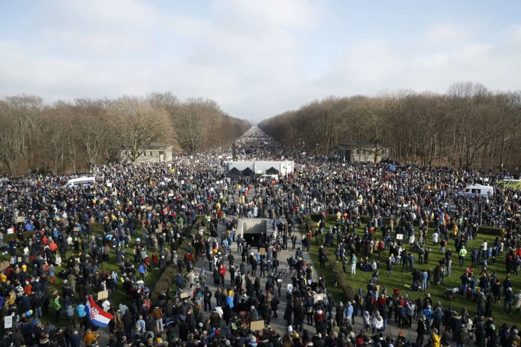 Manifestantes se agolpan alrededor de la columna de la victoria y cerca de la Puerta de Brandenburgo en Berlín para manifestarse por la paz en Ucrania el 27 de febrero de 2022. Foto: AFP