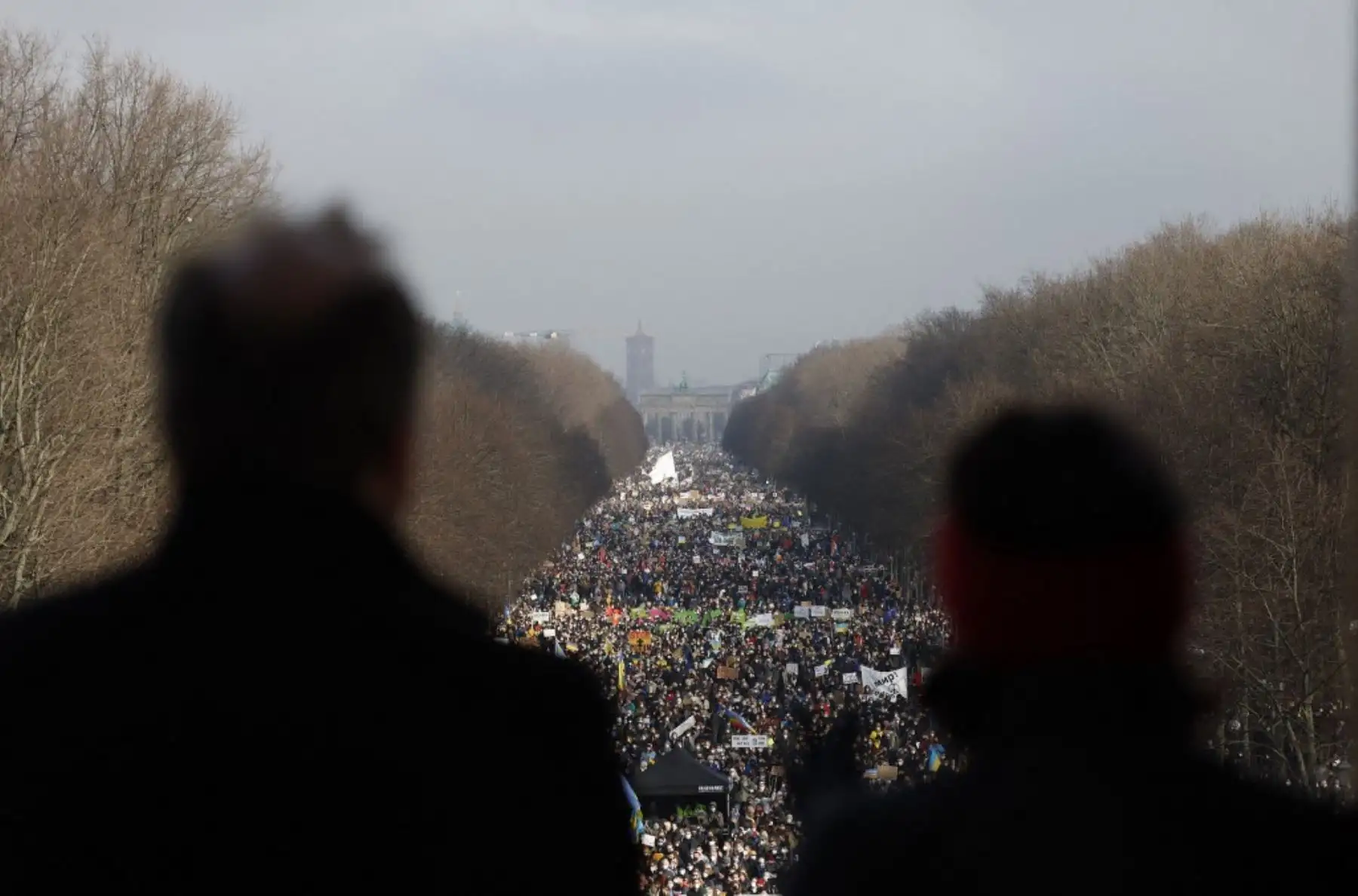 Manifestantes se agolpan alrededor de la columna de la victoria y cerca de la Puerta de Brandenburgo en Berlín para manifestarse por la paz en Ucrania el 27 de febrero de 2022. Foto: AFP