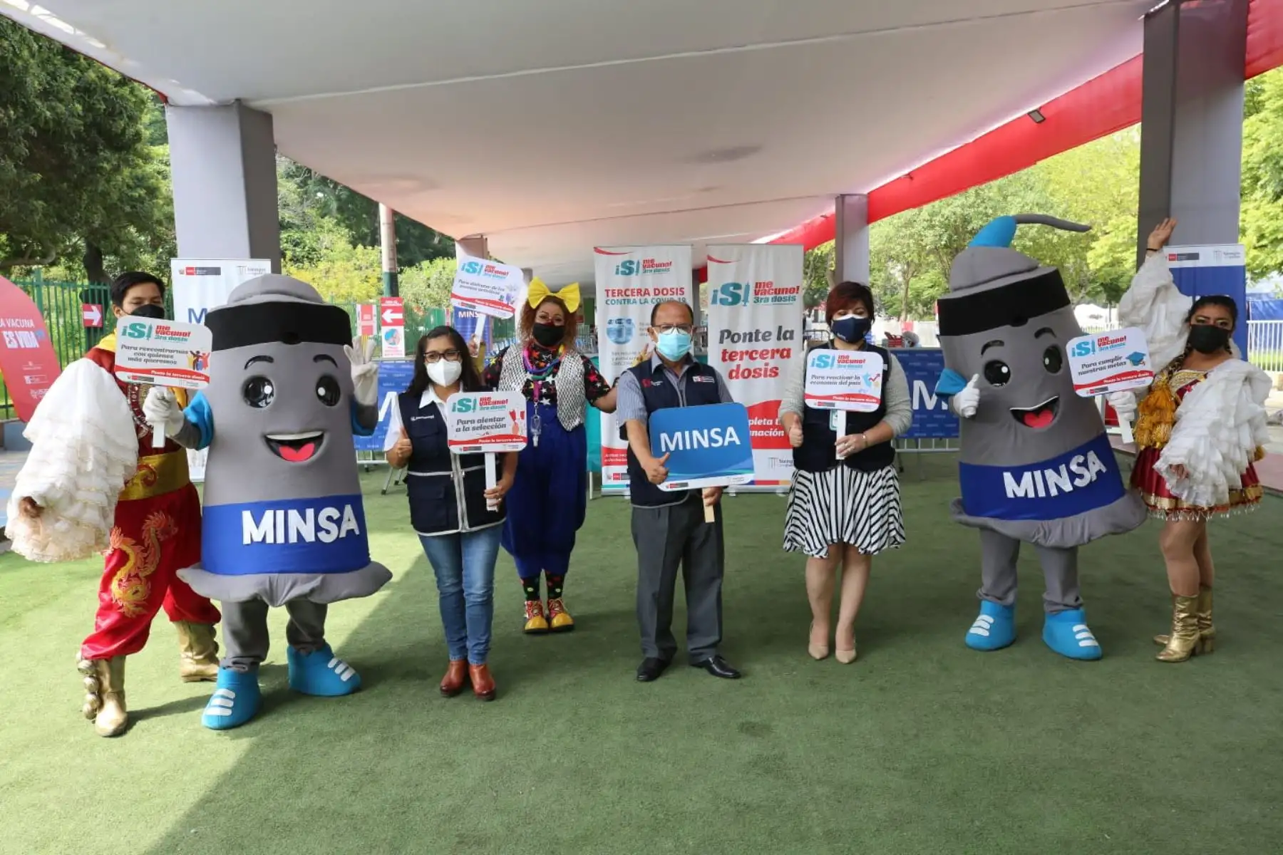 ¡Continúa  el carnaval de la vacunación! En Campo de Marte los adultos llegan para colocarse su tercera dosis, mientras los niños se aplican su primera o segunda dosis. Foto: Minsa