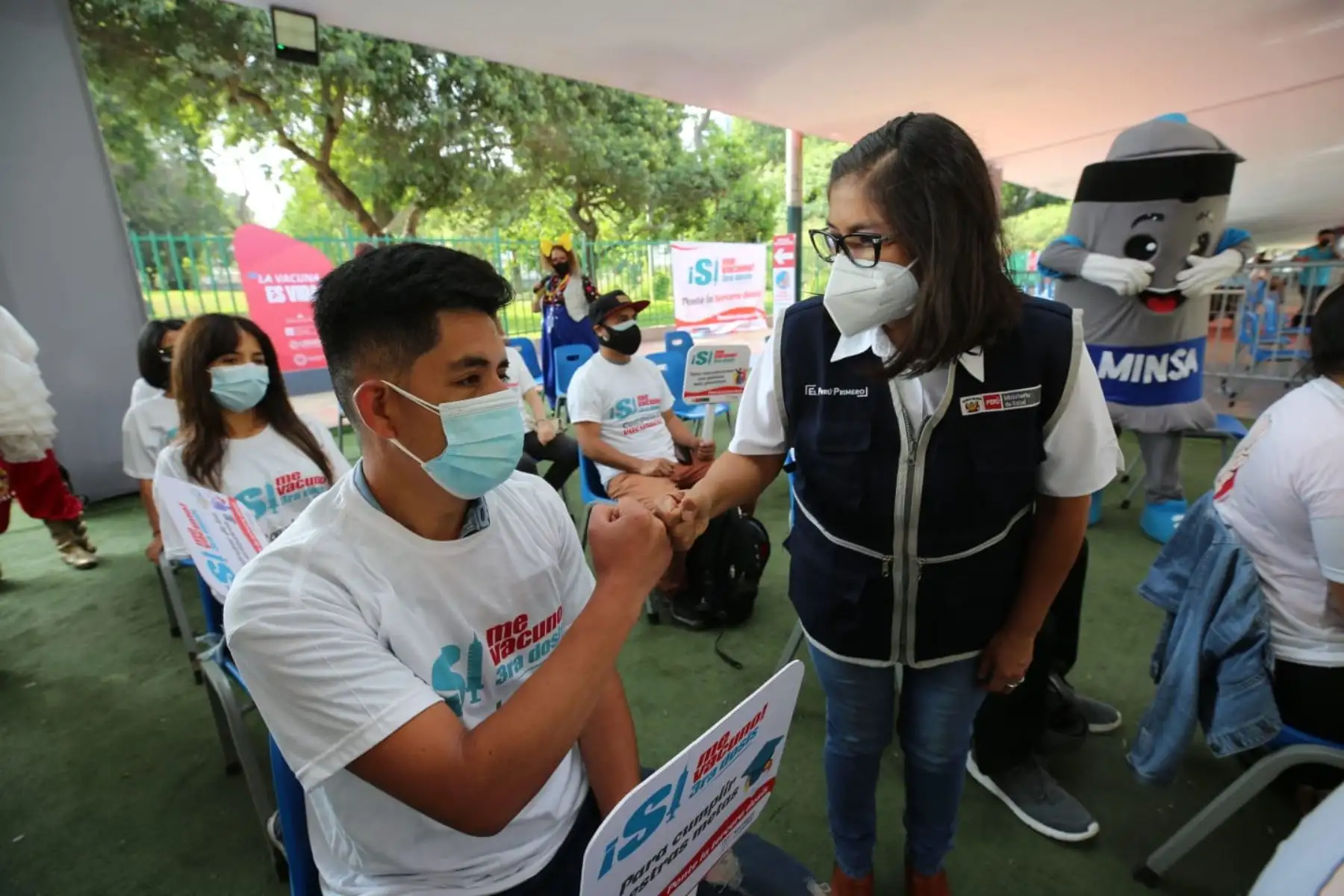 ¡Continúa  el carnaval de la vacunación! En Campo de Marte los adultos llegan para colocarse su tercera dosis, mientras los niños se aplican su primera o segunda dosis. Foto: Minsa