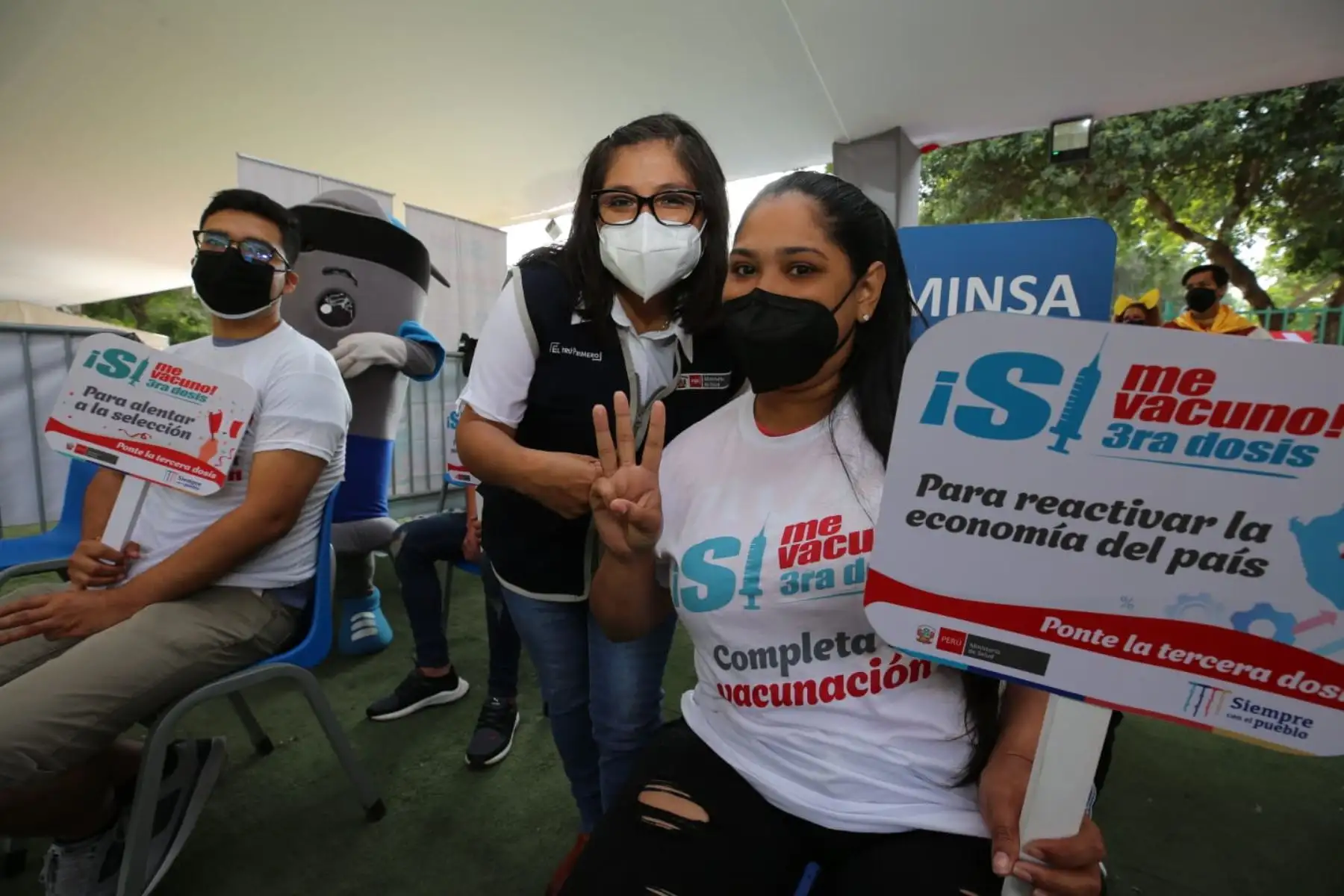 ¡Continúa  el carnaval de la vacunación! En Campo de Marte los adultos llegan para colocarse su tercera dosis, mientras los niños se aplican su primera o segunda dosis. Foto: Minsa