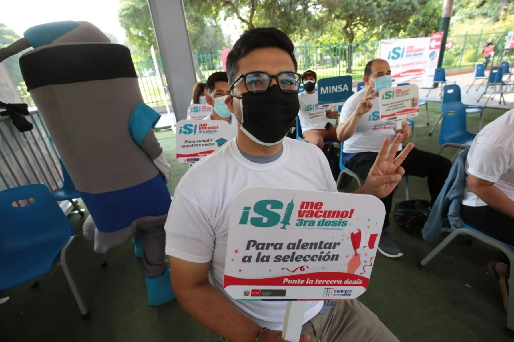 ¡Continúa  el carnaval de la vacunación! En Campo de Marte los adultos llegan para colocarse su tercera dosis, mientras los niños se aplican su primera o segunda dosis. Foto: Minsa