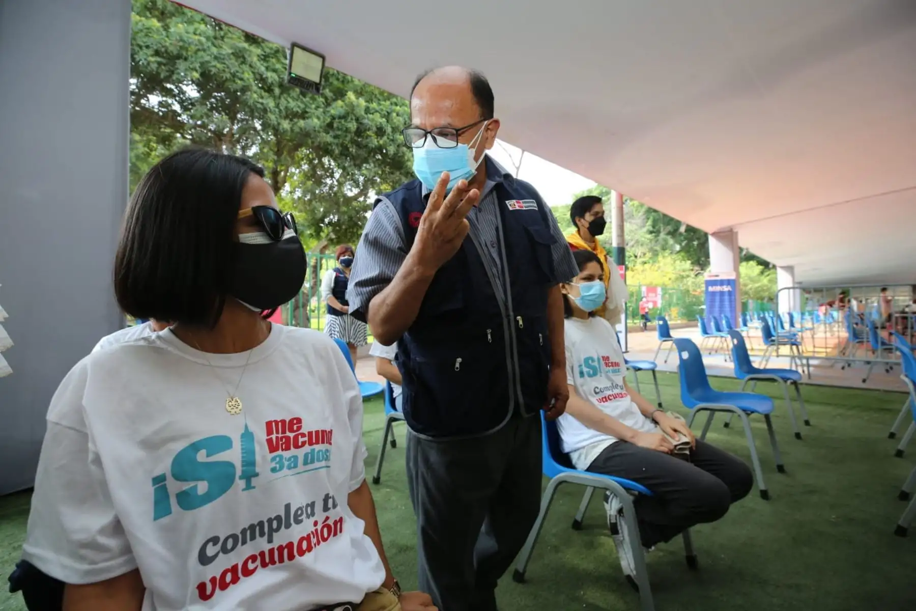 ¡Continúa  el carnaval de la vacunación! En Campo de Marte los adultos llegan para colocarse su tercera dosis, mientras los niños se aplican su primera o segunda dosis. Foto: Minsa
